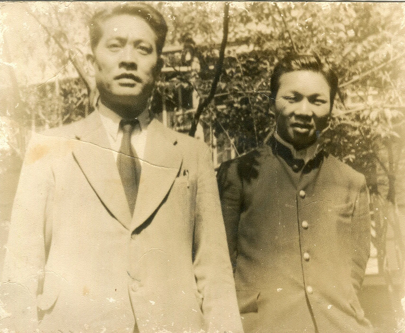 留日醫師吳遠裕(左)日治時期在新竹開設岩田醫院,也是知名法醫,他的外甥謝春梅(右)跟他學醫,日治時期也通過醫師考驗及格,行醫、驗屍到99高齡辭世。謝春梅提供