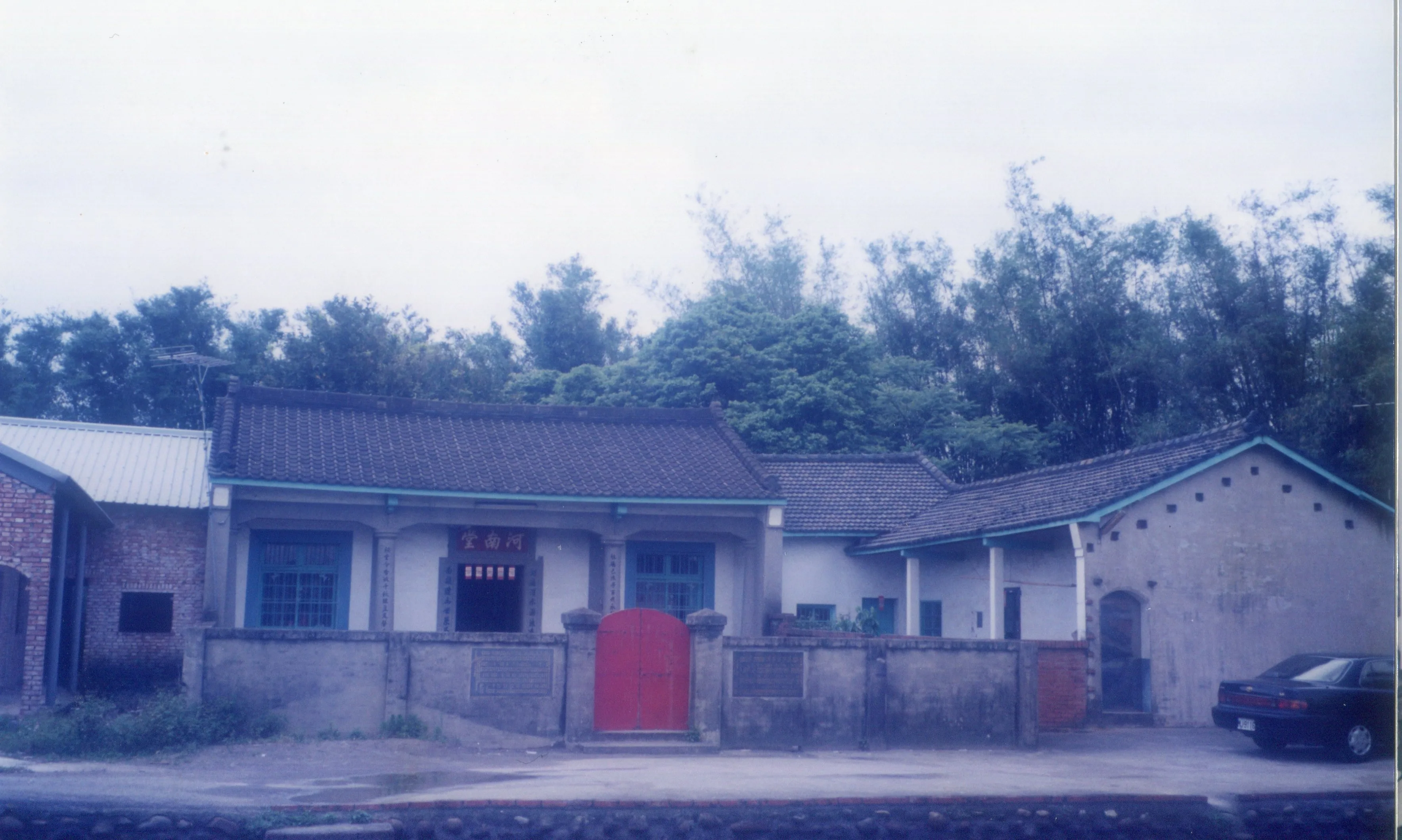 銅鑼邱屋(邱公亮派下祖堂)是「金龜揹印」地理,名醫輩出,日治時期有四位醫學博士。何來美攝