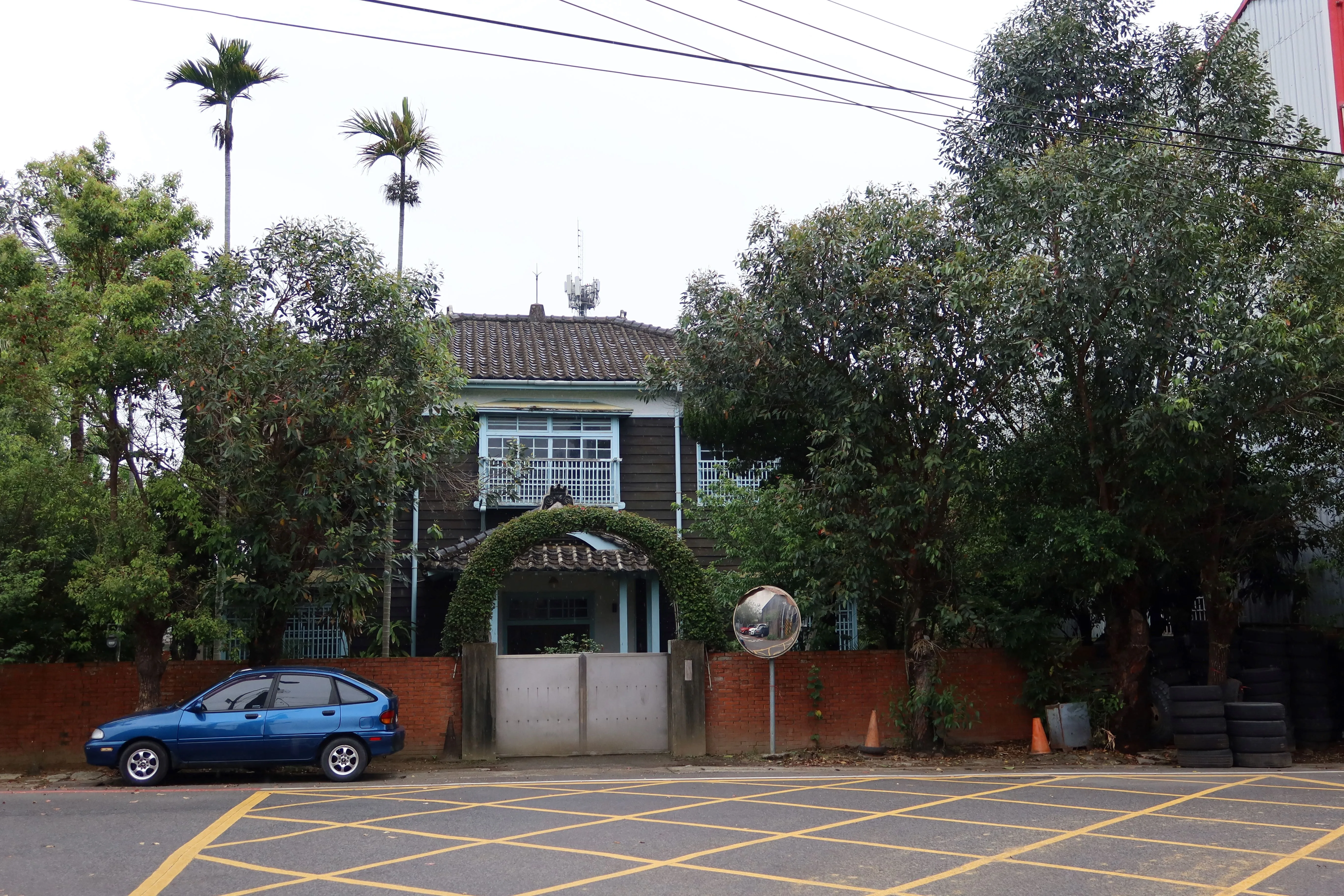 劉肇芳的重光診所木造建築樓房,是1935年中部大地震後所建,已成地方地標建築之一。何來美攝