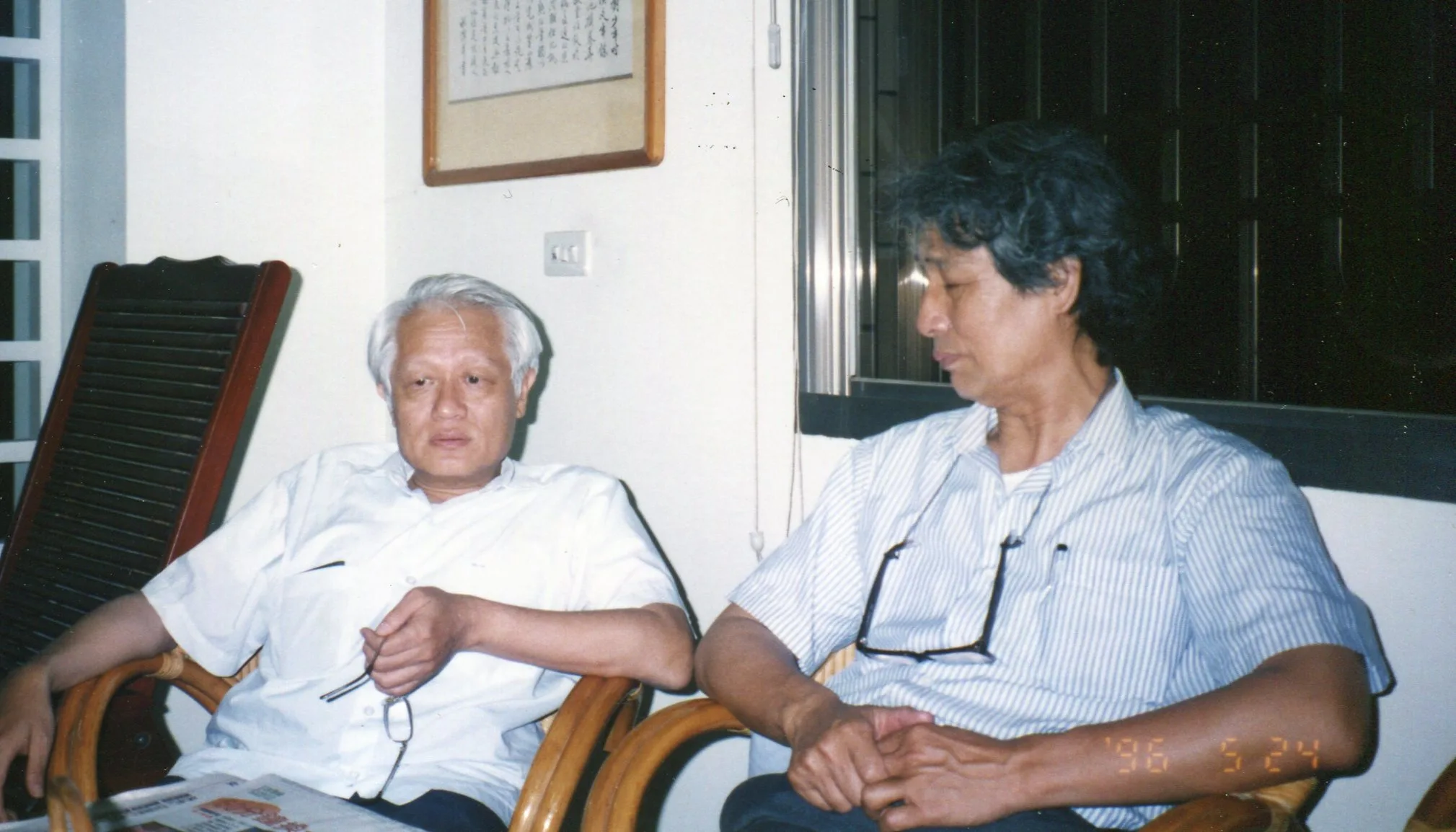 1996年張秋臺到美濃拜會作家鍾鐵民(鍾理和長子)。何來美攝