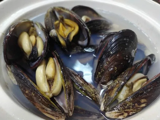 馬祖人會拈海脣个各種螺貝、挷海草來做食材,煮一齣齣好食个海產料理。鍾孝昇提供