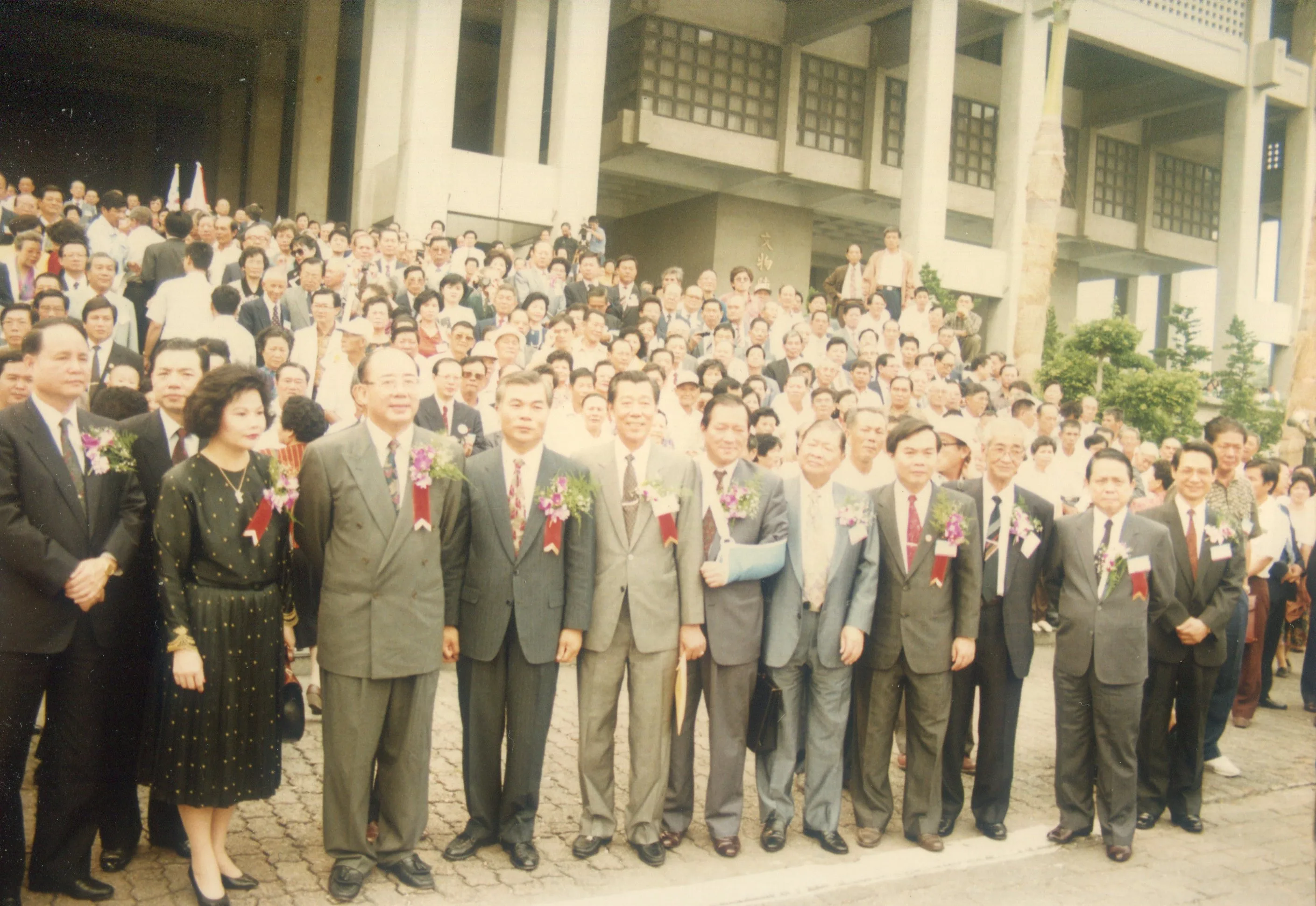 1992年第11屆世界客屬懇親大會在高雄舉行，前排是出席貴賓，左1林中森（高雄市政府秘書長）、左3吳伯雄、左4鍾文梁、左6鍾榮吉、左8陳子欽、左10劉碧良、左11呂學樟。何來美攝