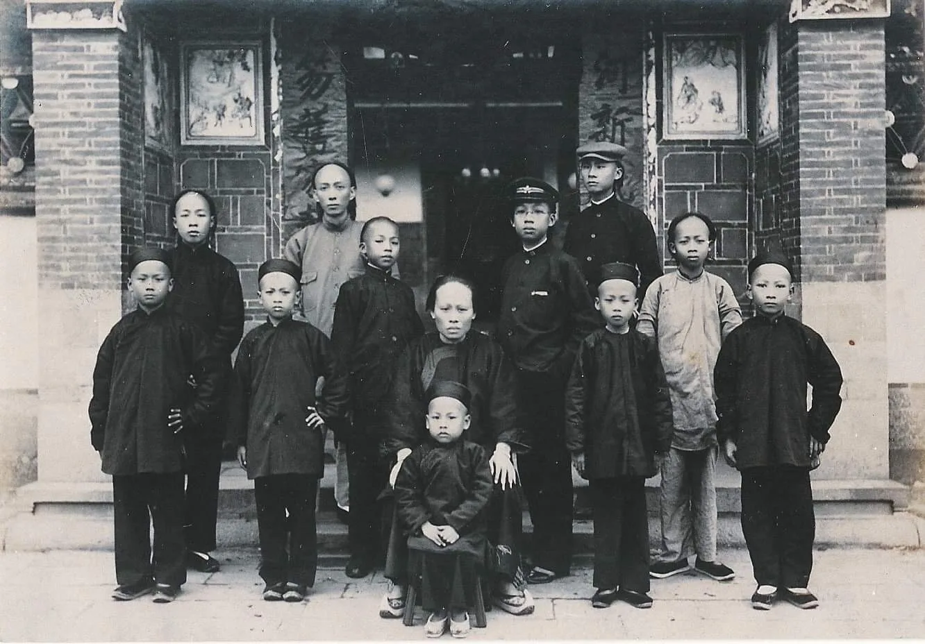 黃南球的五夫人林貴妹與兒孫們合影,後排左一黃運才、後排右一黃運寶,中排左一黃逢明、左二黃運元、左三黃運和,前排右二黃運煌,其他人名待查。黃卓權提供