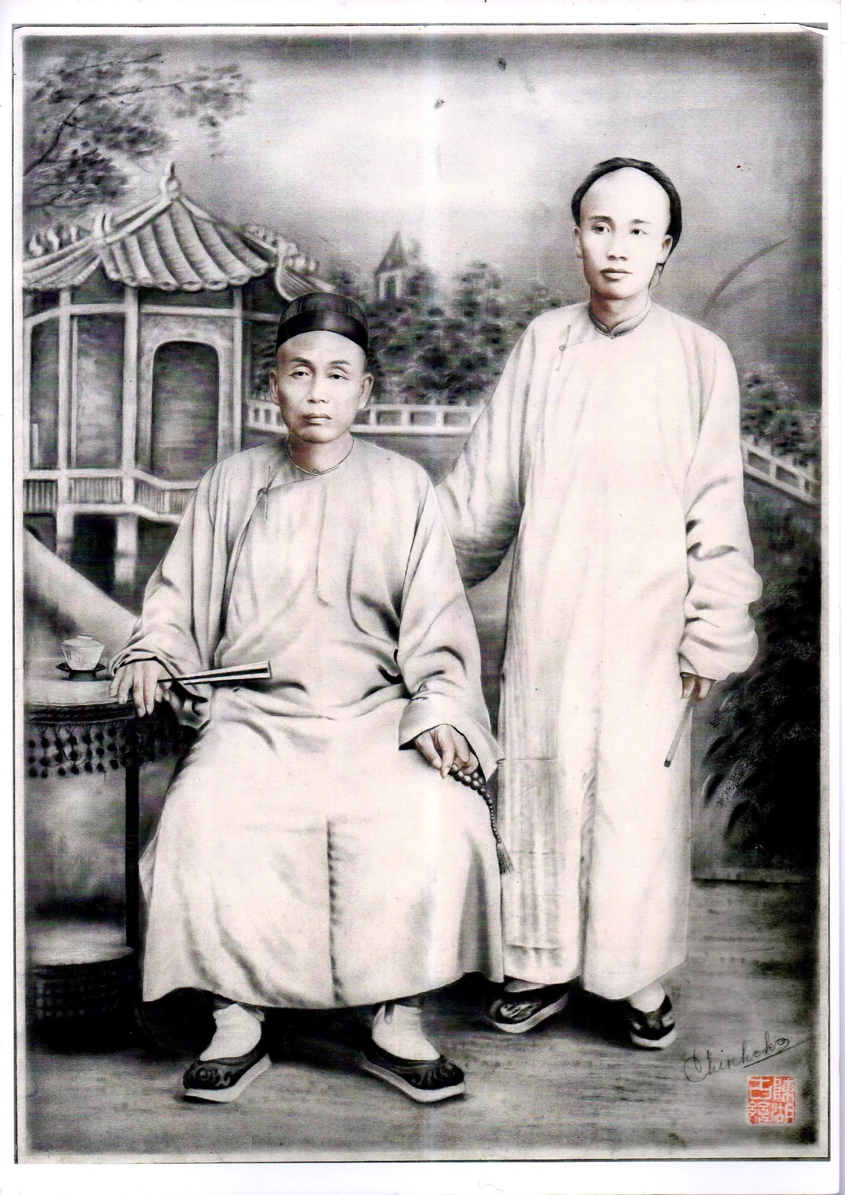 黃南球(左)與長子黃運添合繪的畫像,那時黃南球約五十餘歲。黃卓權提供