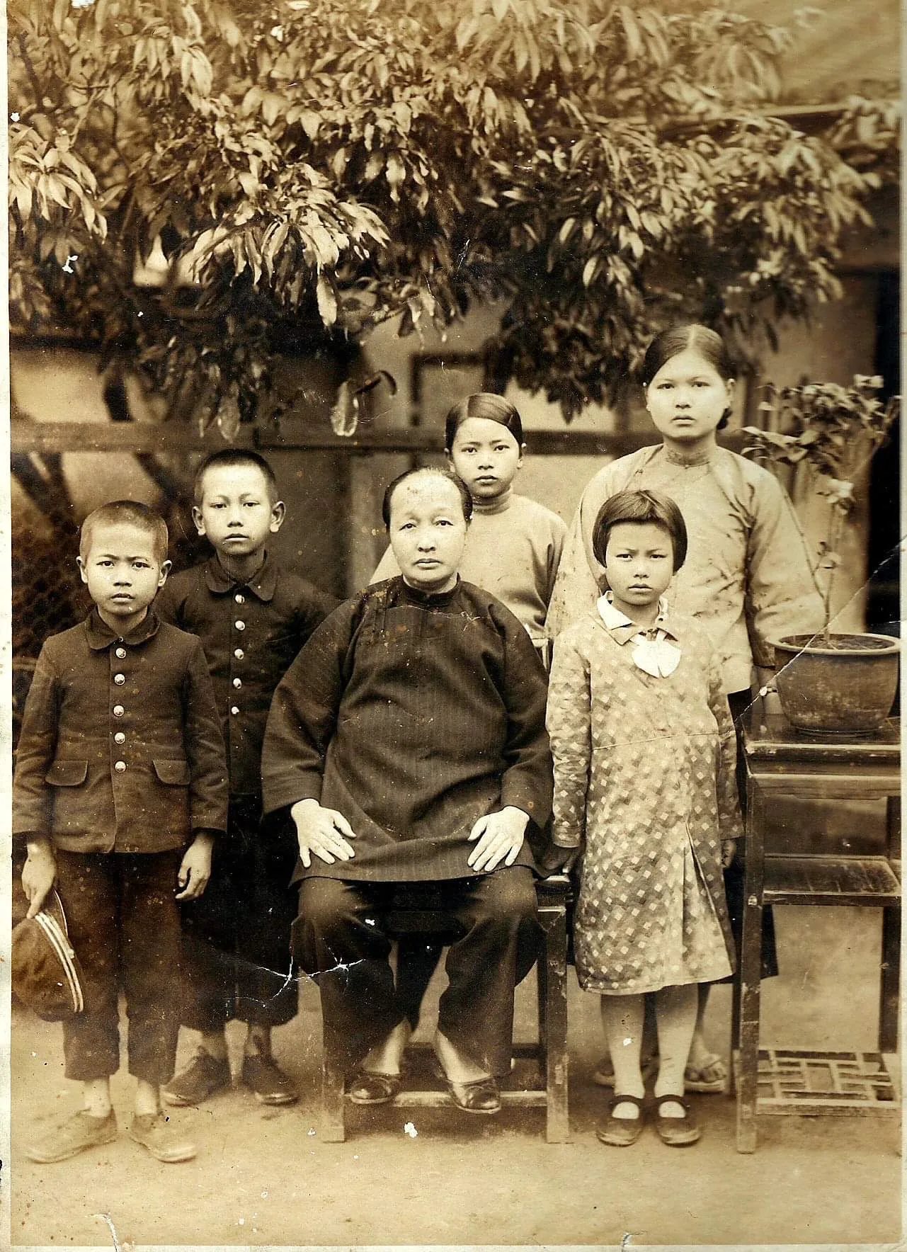 黃運才的二夫人周順妹(廣州人)與孫子女合影,左一黃慶燾(黃卓權父親)、左二黃慶鉎(黃卓權伯父)、後排右二黃雲嬌(已故總統府資政曾永賢的夫人),其他人名待查。黃卓權提供