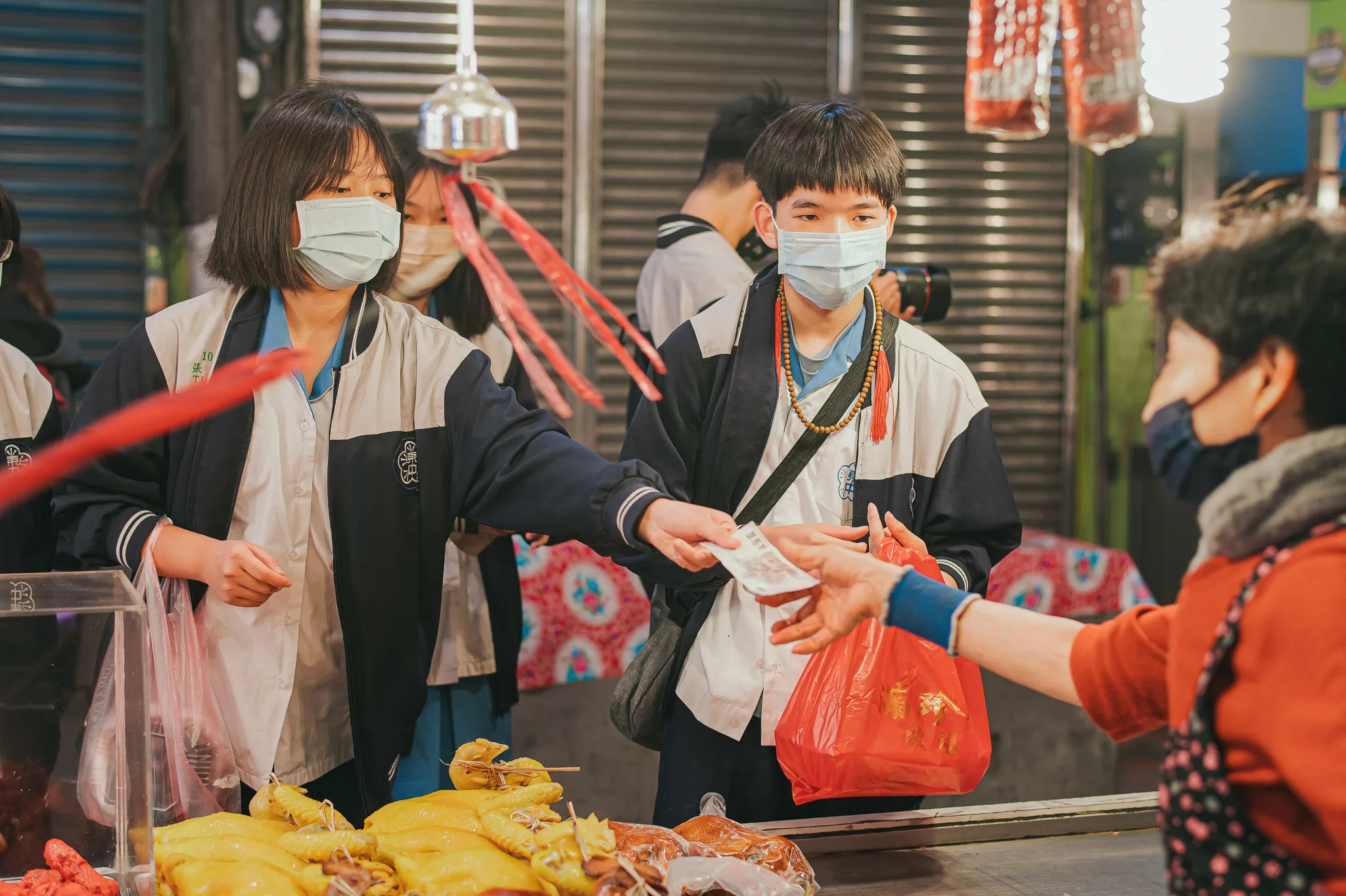 竹東國中學生們進到竹東市場，採買奉飯的食材。浪漫台三線藝術季團隊提供