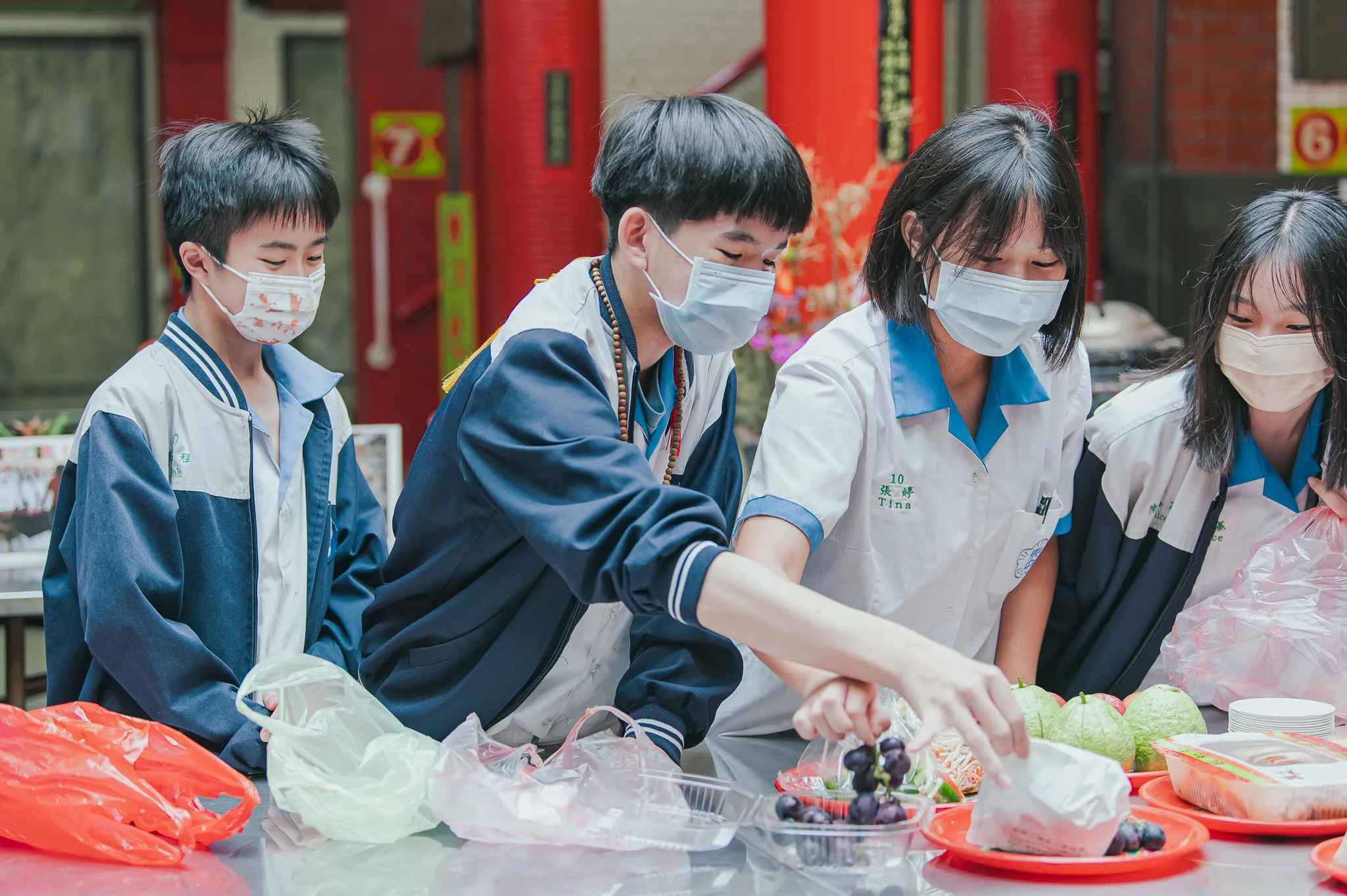 竹東國中學生們細心準備奉飯菜色。浪漫台三線藝術季團隊提供