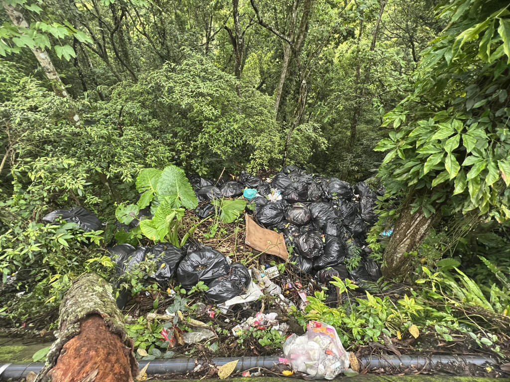苗縣護魚步道遭濫倒垃圾 露營區員工坦承丟數月