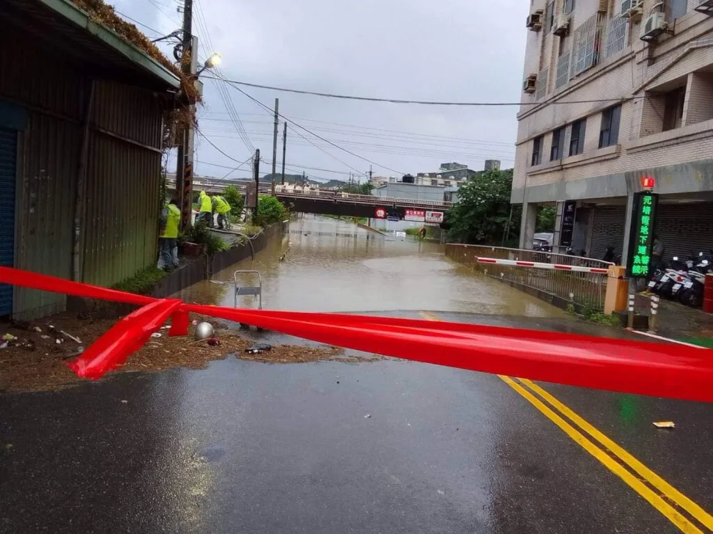 新竹地區19日凌晨起連續降雨，元培街地下道淹水。圖取自facebook.com/SiangshanForward