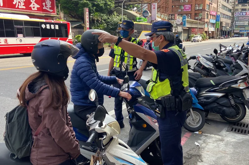 ５月１日起全國交通大執法，杜絕全台交通亂象，交通部也說，最快會在７月起，增加13項交通罰則，圖為5月1日桃園市警察局交通警察大隊配合全國交通大執法畫面。桃園市交通警察大隊提供