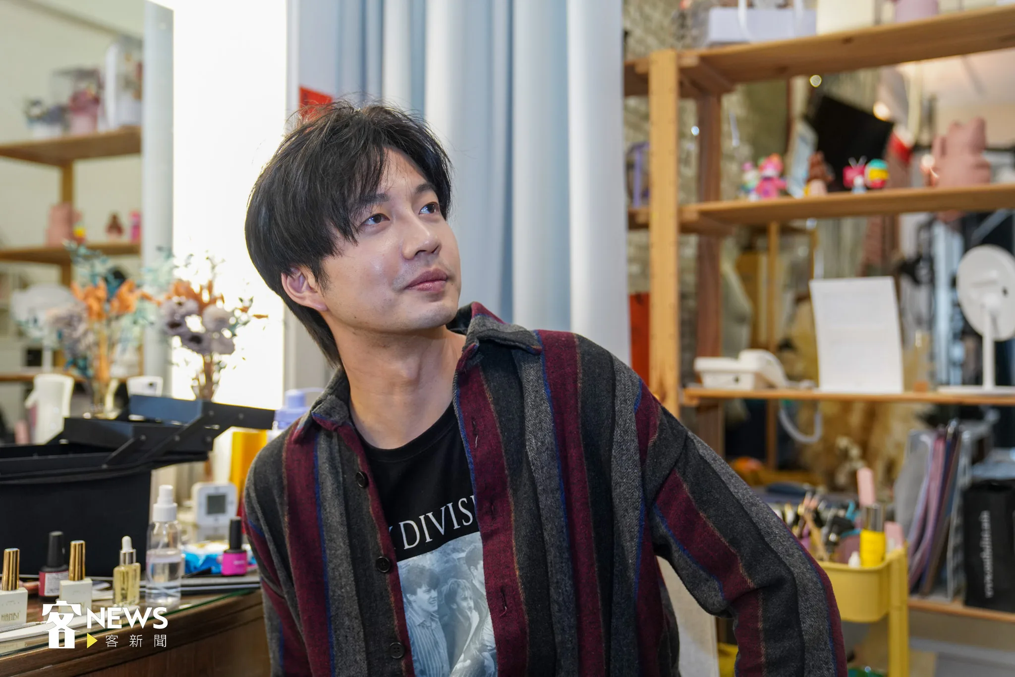 花蓮光復鄉出身的恐龍偶像，能夠以客語對談，歌手出身的他還當演員、影片創作者、美甲師，多領域經營廣泛。宋佩遙攝