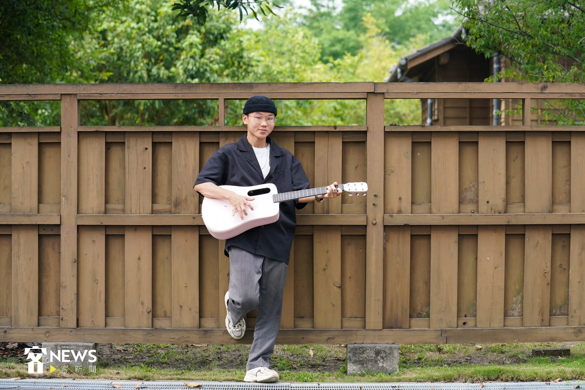 年僅21歲的新生代客語創作歌手江晟榮，會持續創作他對客家的熱愛。宋佩遙攝。