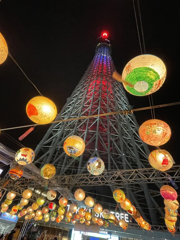 東京晴空塔首度點亮國旗色光雕　台灣美食活動人潮多