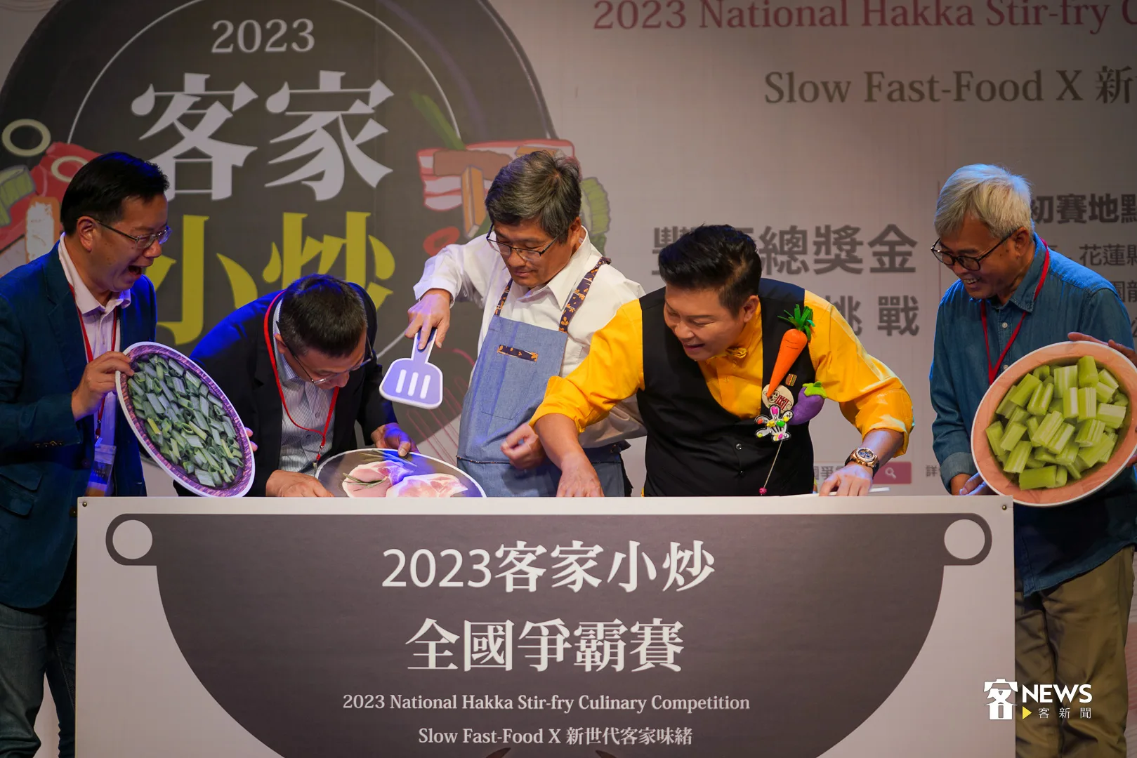 更分區的主辦縣市互嗆，將把客家小炒爭霸賽冠軍拿下。何柏均攝