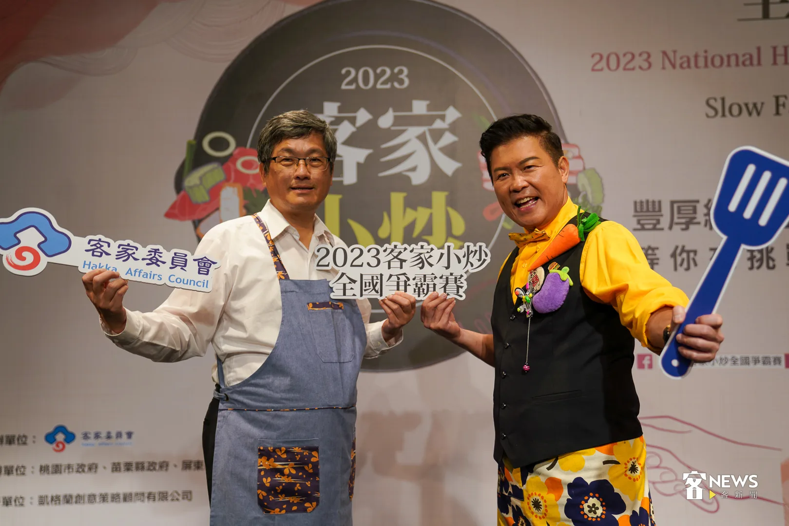 今年度客家小炒爭霸再度展開，客委會主委與知名料理節目主持人曾國城一起同台ＰＫ，引發趣味的嗆聲火藥味。何柏均攝