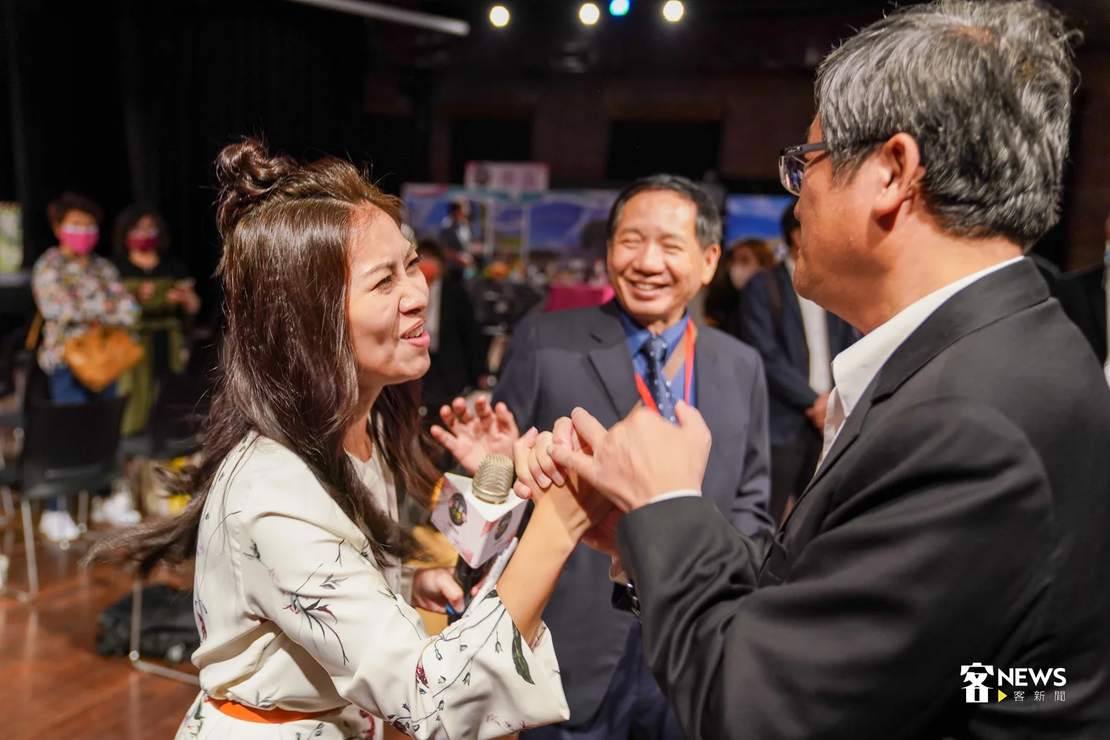 客家小炒爭霸開賽，恰巧主持人也同一時間得知入圍金曲獎消息，客家委員會主委楊長鎮恭喜入圍。何柏均攝