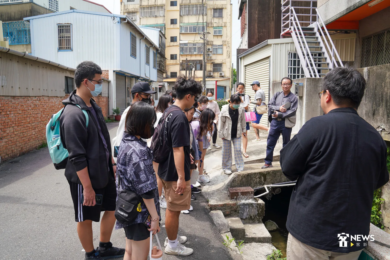 聯合大學文化觀光產業學系的「鄉村旅遊」課程,用客語與走讀的方式,看見苗栗市區的客庄文化。何柏均攝
