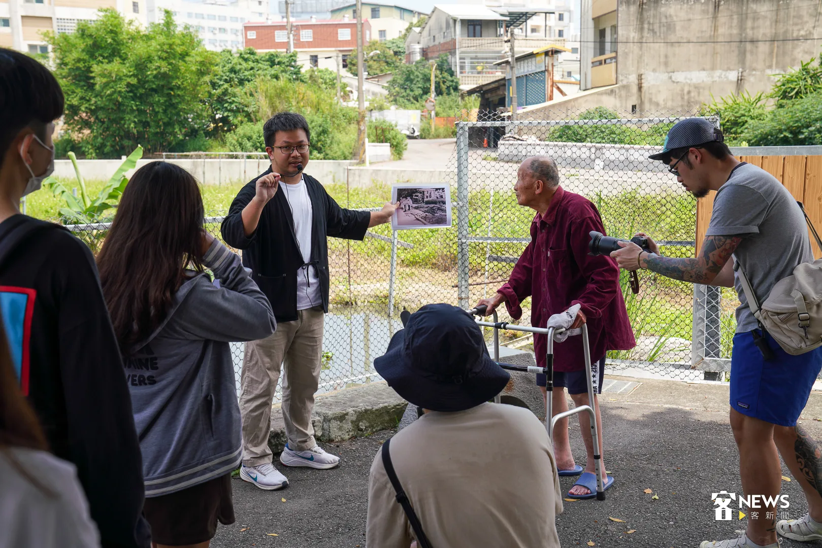 陳建成在利用老照片講解的過程中,與楊屋耆老一同把這段楊屋伙房歷史告訴參與學生。何柏均攝