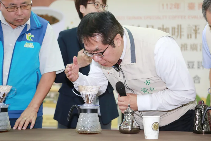 台南東山咖啡評鑑頒獎 黃偉哲採購送奈良美智