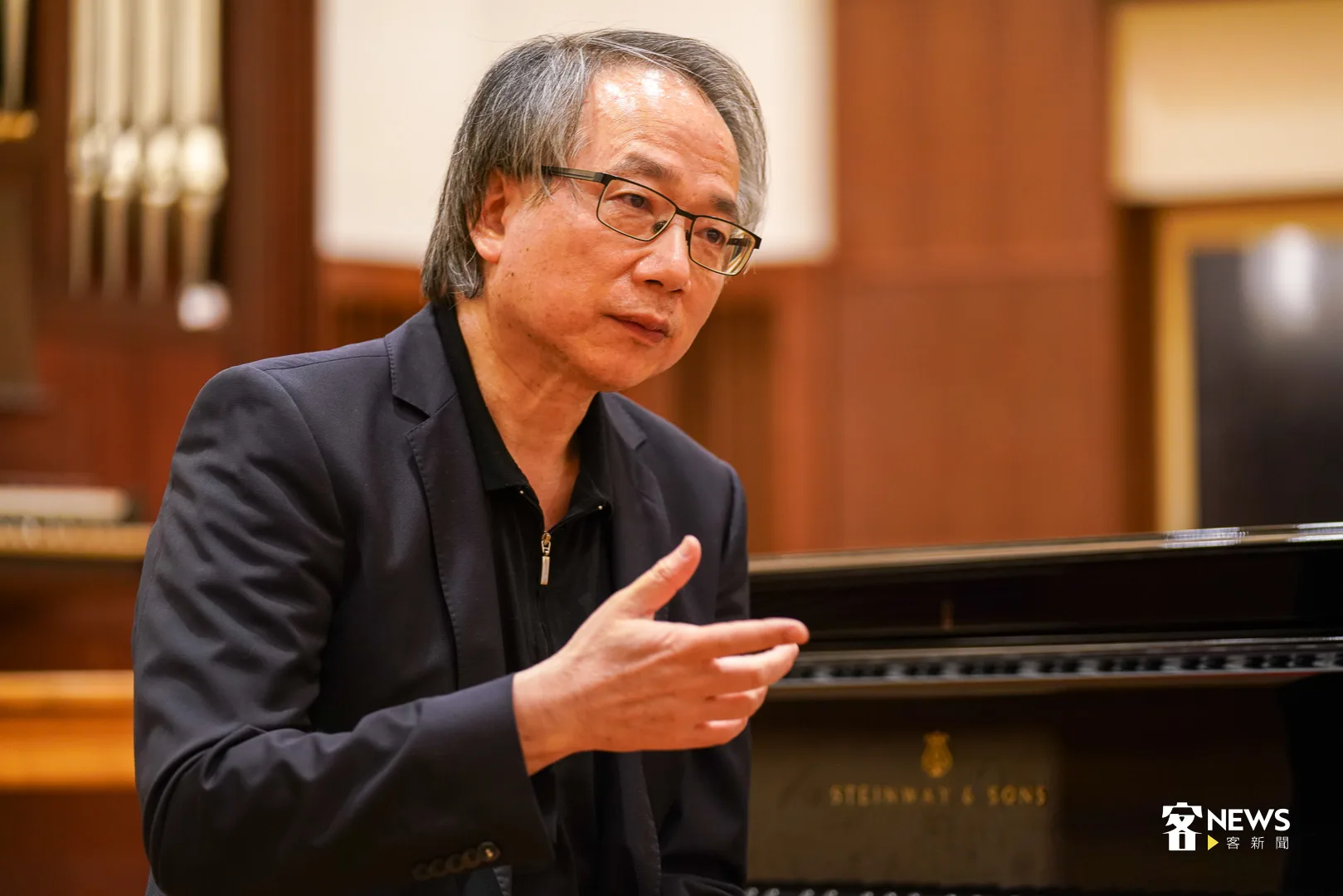 國家交響樂團（NSO）榮譽指揮呂紹嘉接受《客新聞》訪問，表示非常享受音樂的工作。宋佩遙攝