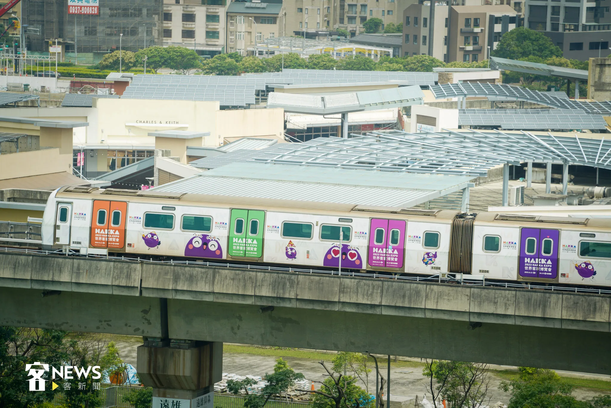 五顏六色的世客博彩繪列車，圖樣十分可愛，圖為桃園高鐵路段行駛中的列車。宋佩遙攝