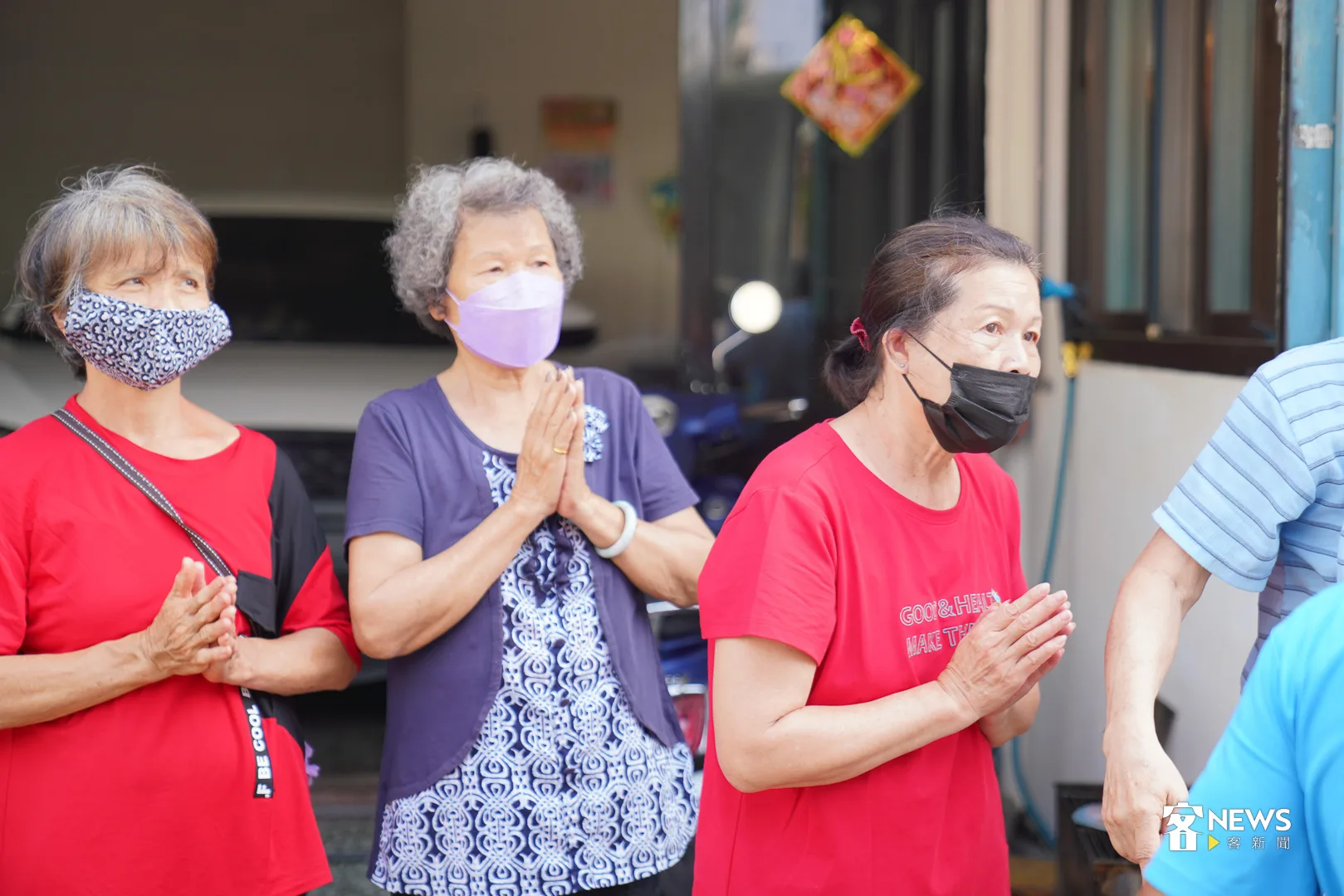 頭份四月八媽祖遶境成為居民的信仰，當地居民雙手合十祈求平安。何柏均攝