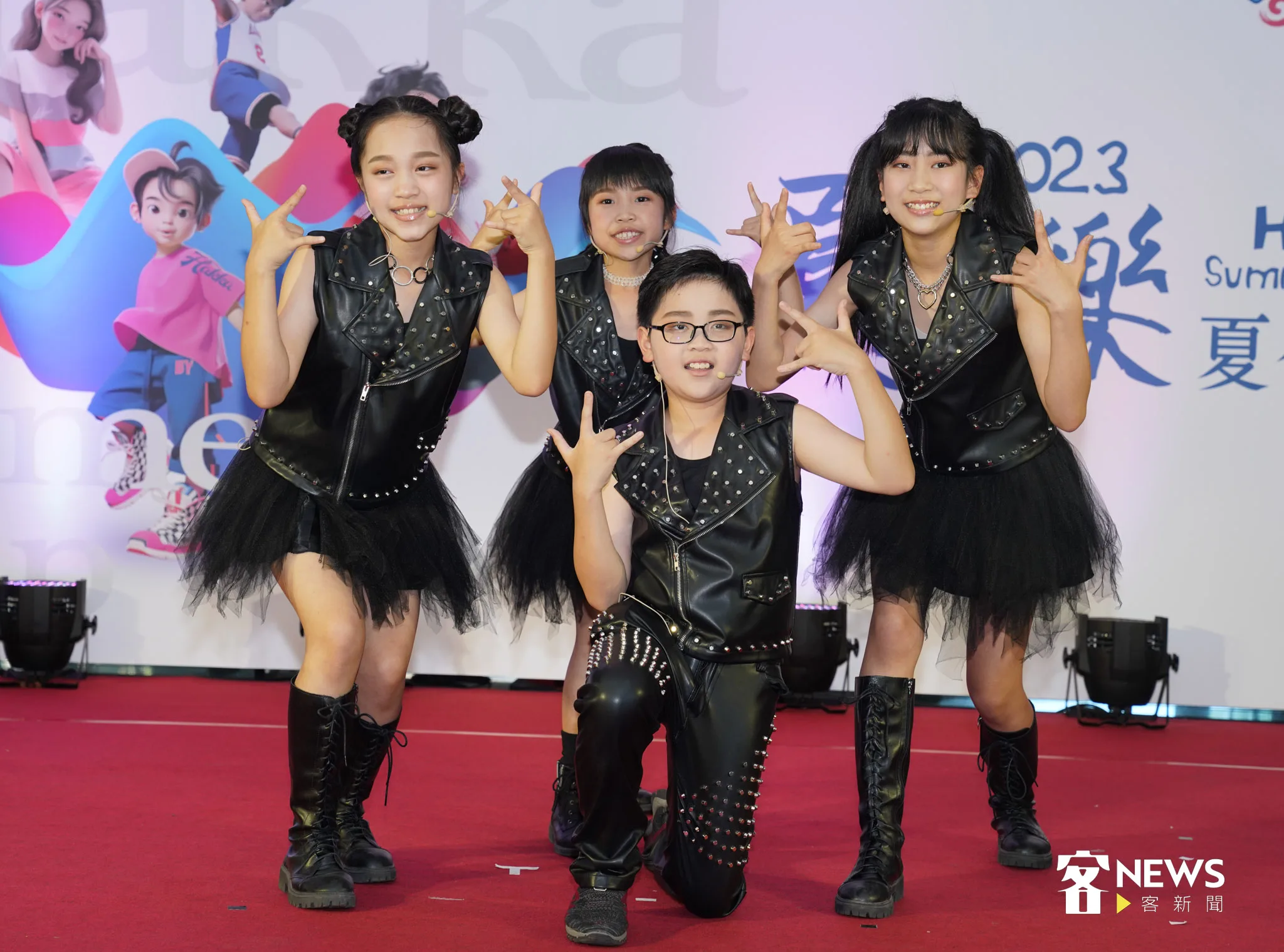 劉劭希與小朋友帶來搖滾唱跳Kids Of Rok作為開場表演。宋佩遙攝。