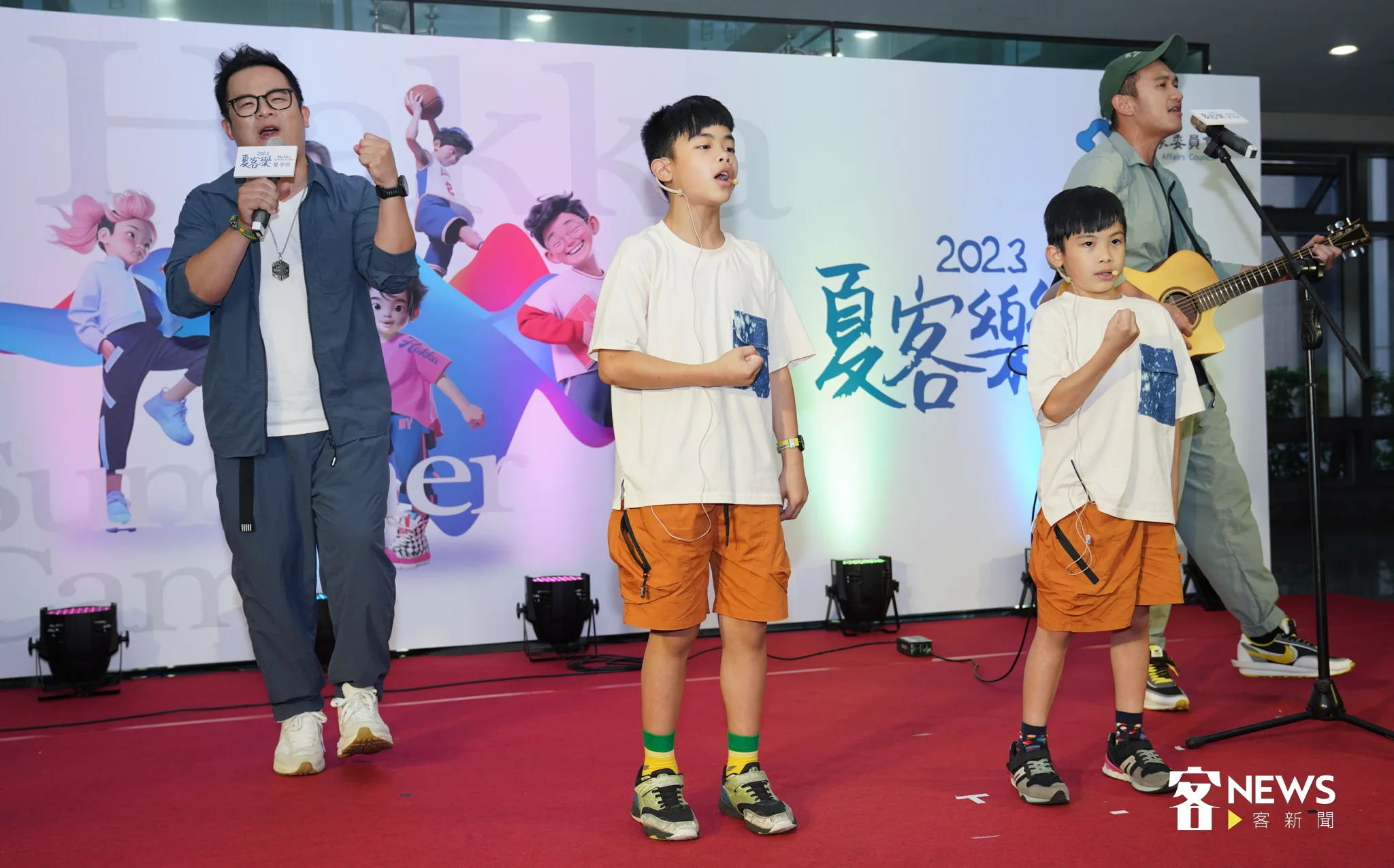 愛客樂iColor樂團帶小朋友演出一段活潑的客語配音表演及演唱《搞》。宋佩遙攝。