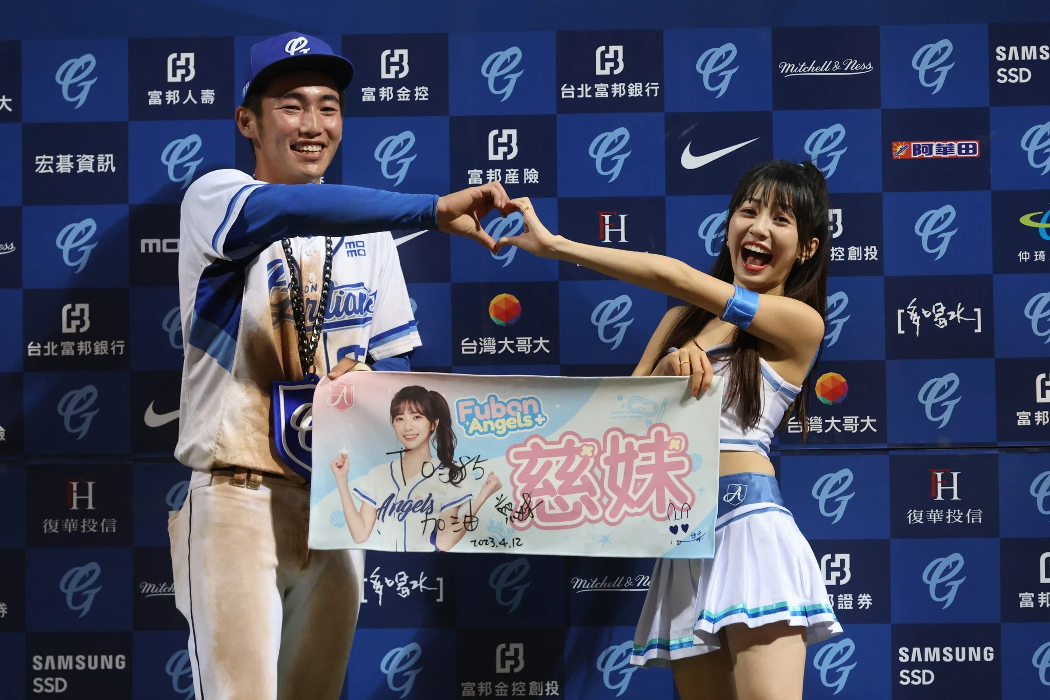 球賽開季短短二週，劉俊豪（左）在4月11、12日連兩場獲得MVP，在賽後獲獎儀式時與啦啦隊偶像慈妹（右）開心的一起合影慶祝。富邦球團提供