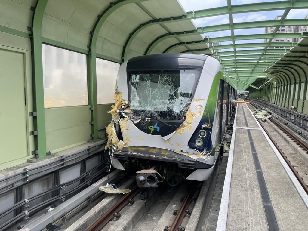 台中捷運遭吊臂砸中，捷運車廂面目全非。翻攝畫面