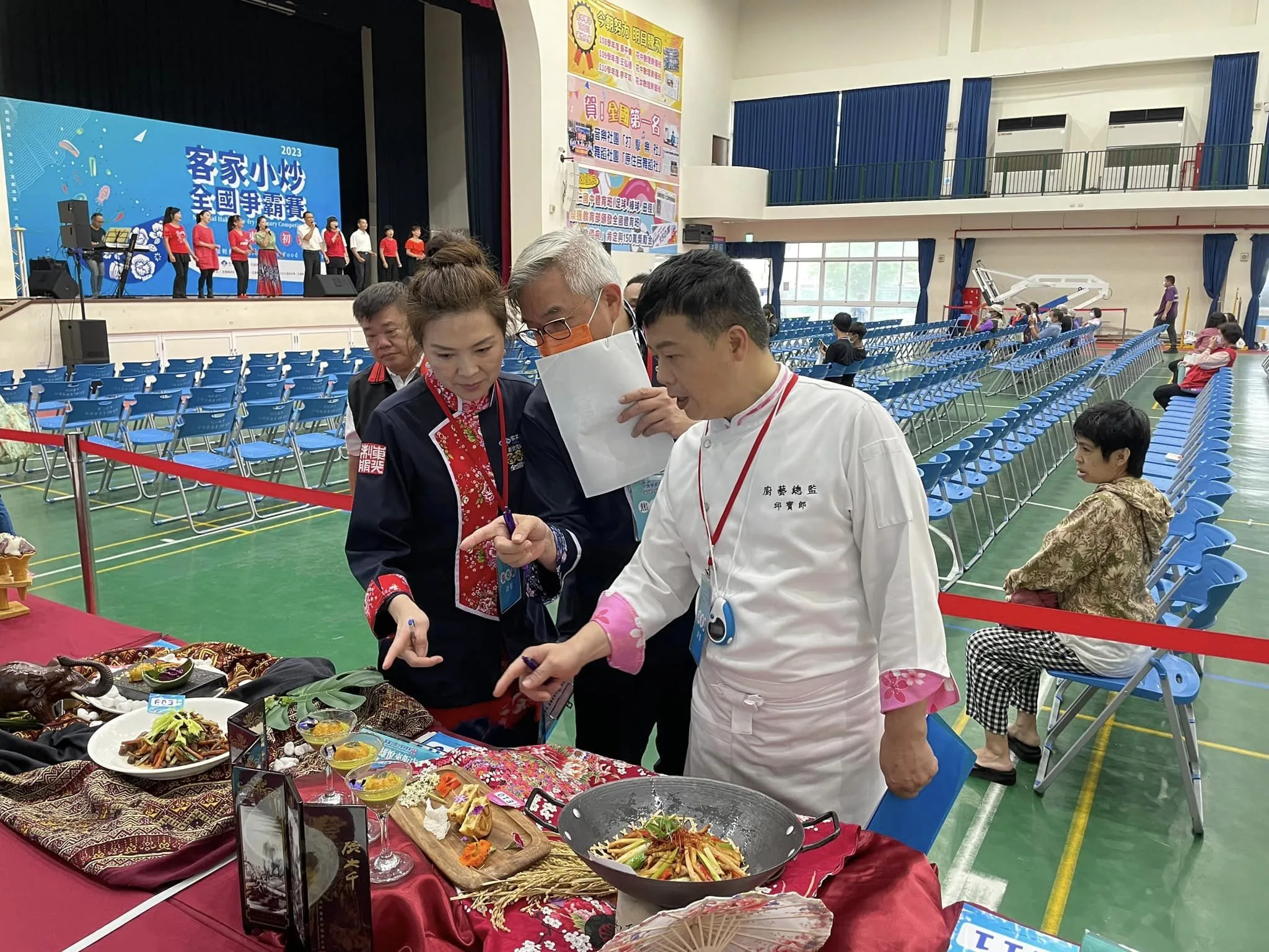評審長邱寶郎（著廚師袍者）表示，今年東區參賽者運用更多在地食材元素，在創意客家小炒的表現令評審團驚豔不已。翻攝邱寶郎臉書