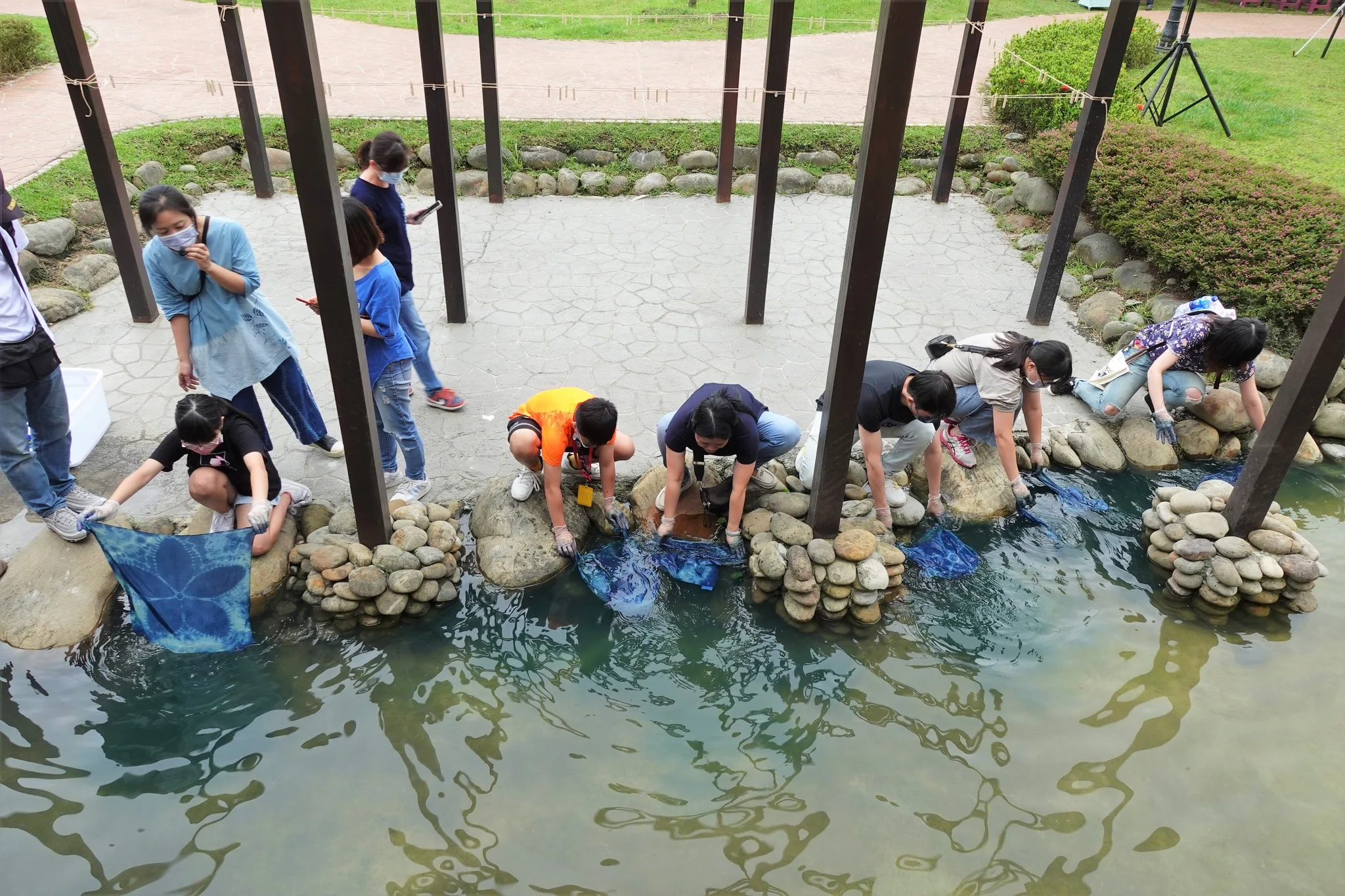 2023 新北藍茶藝術季，民眾在新北市客家文化園區體驗客家藍染。新北市客家局提供