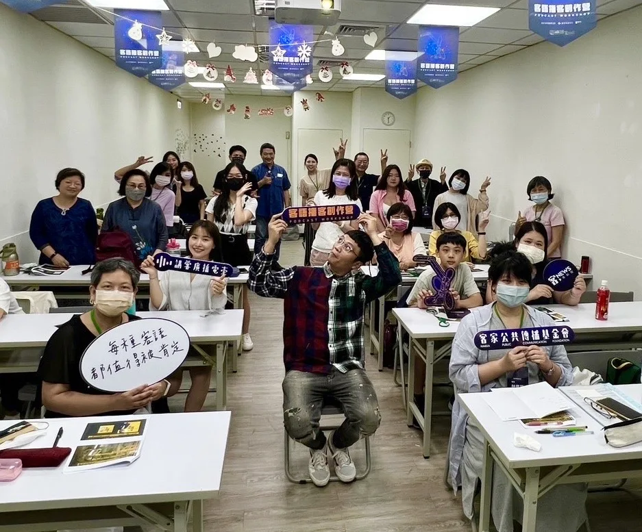 Podcast製作人謝豐嶸與報名「客播營」台北場次課程的學員共同開心合影。蘇佑昇攝