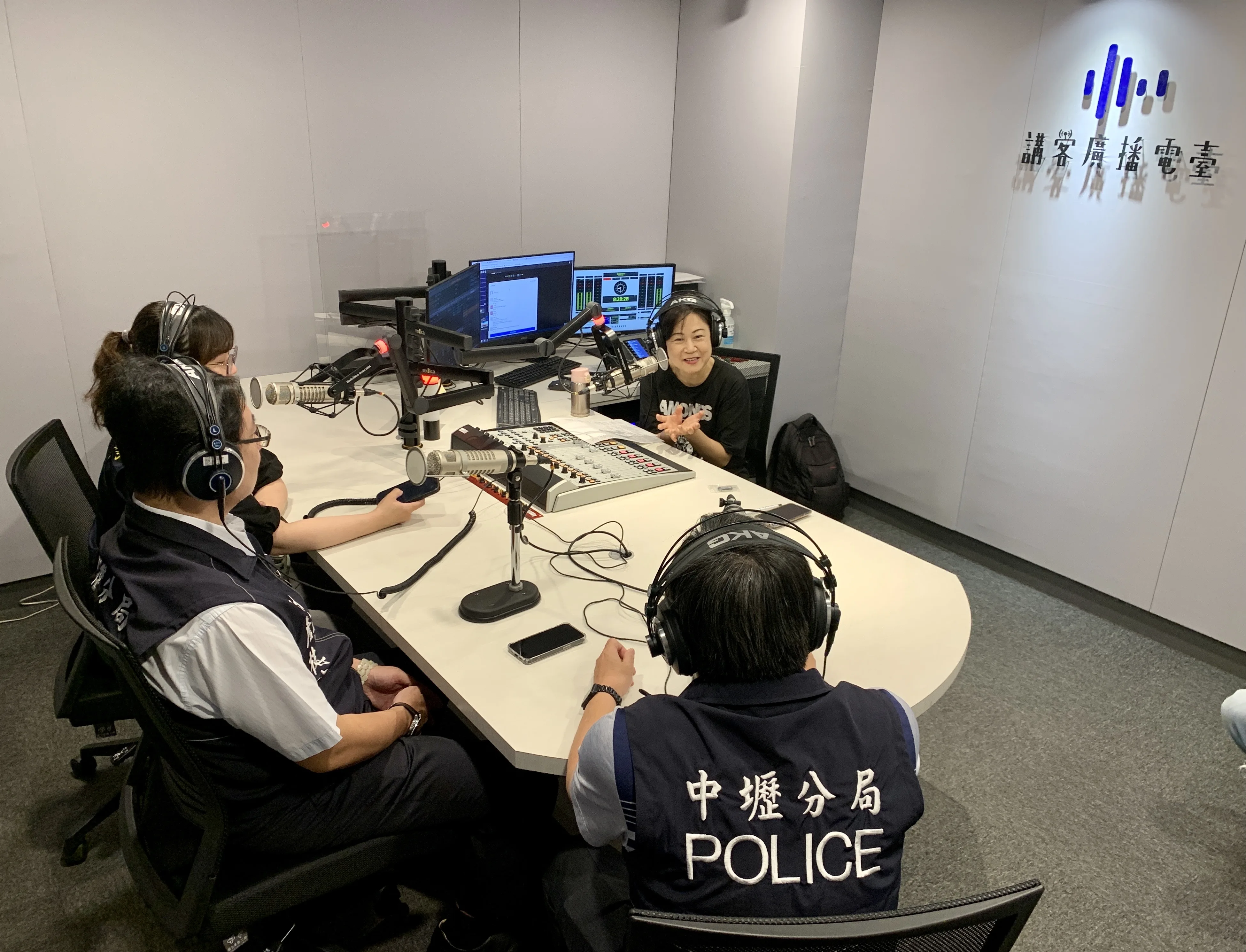 中壢分局偵查隊前往講客廣播電臺宣導反詐騙， 向鄉親剖析最新詐騙型態。羅盛滿攝