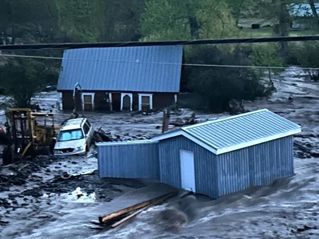 高溫加速山區融雪,導致英屬哥倫比亞省多地洪災。翻攝自Chris Clough《推特》