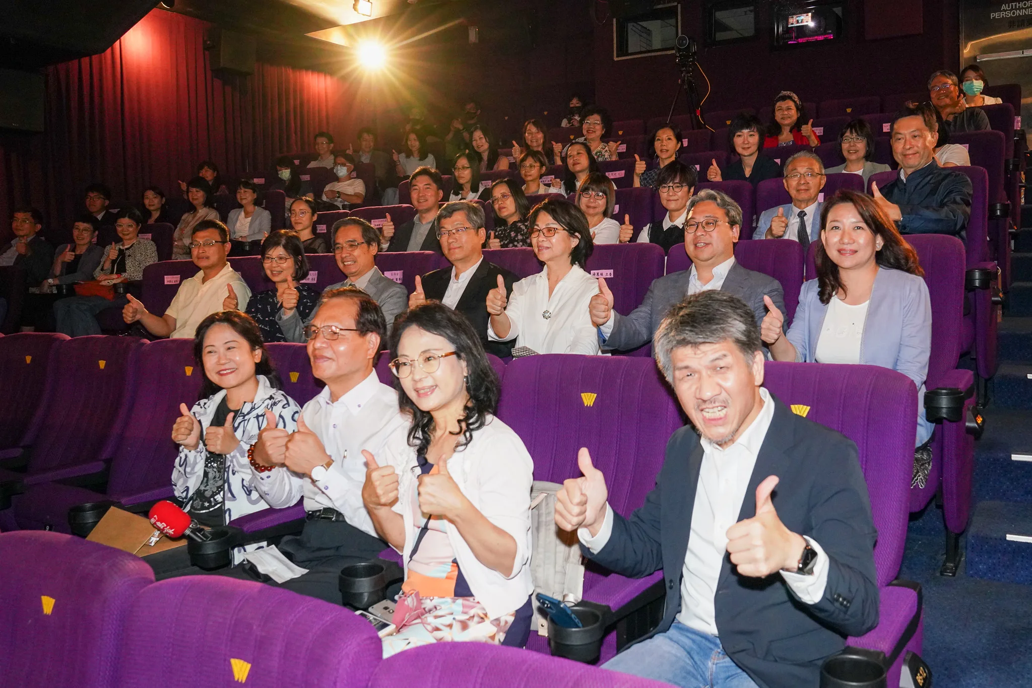 瞰見客庄空拍100影片在信義華納威秀首映,現場超過百名的觀眾一同從空中俯瞰100個客庄面貌。何柏均攝