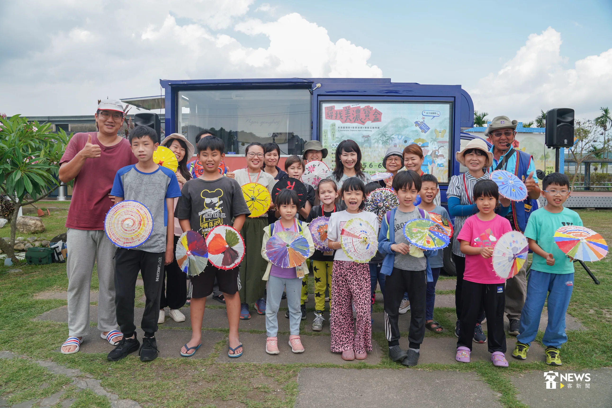 輕旅行民眾拿著DIY紙傘彩繪和高雄市客委會主委楊瑞霞(後排右五)，一起和講客號拍照。洪俊傑攝