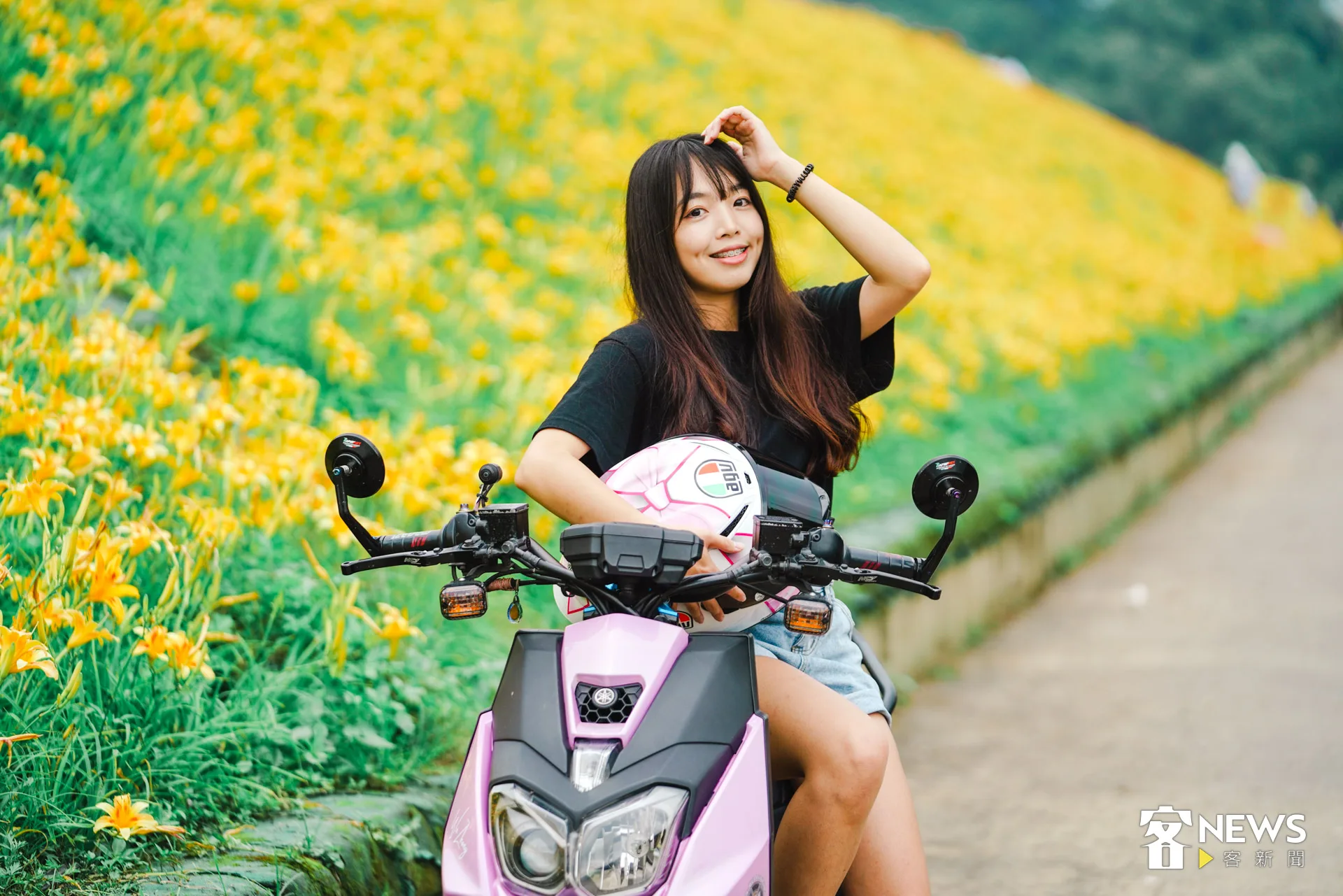 諾諾與她的愛車BW’S、安全帽。何柏均攝