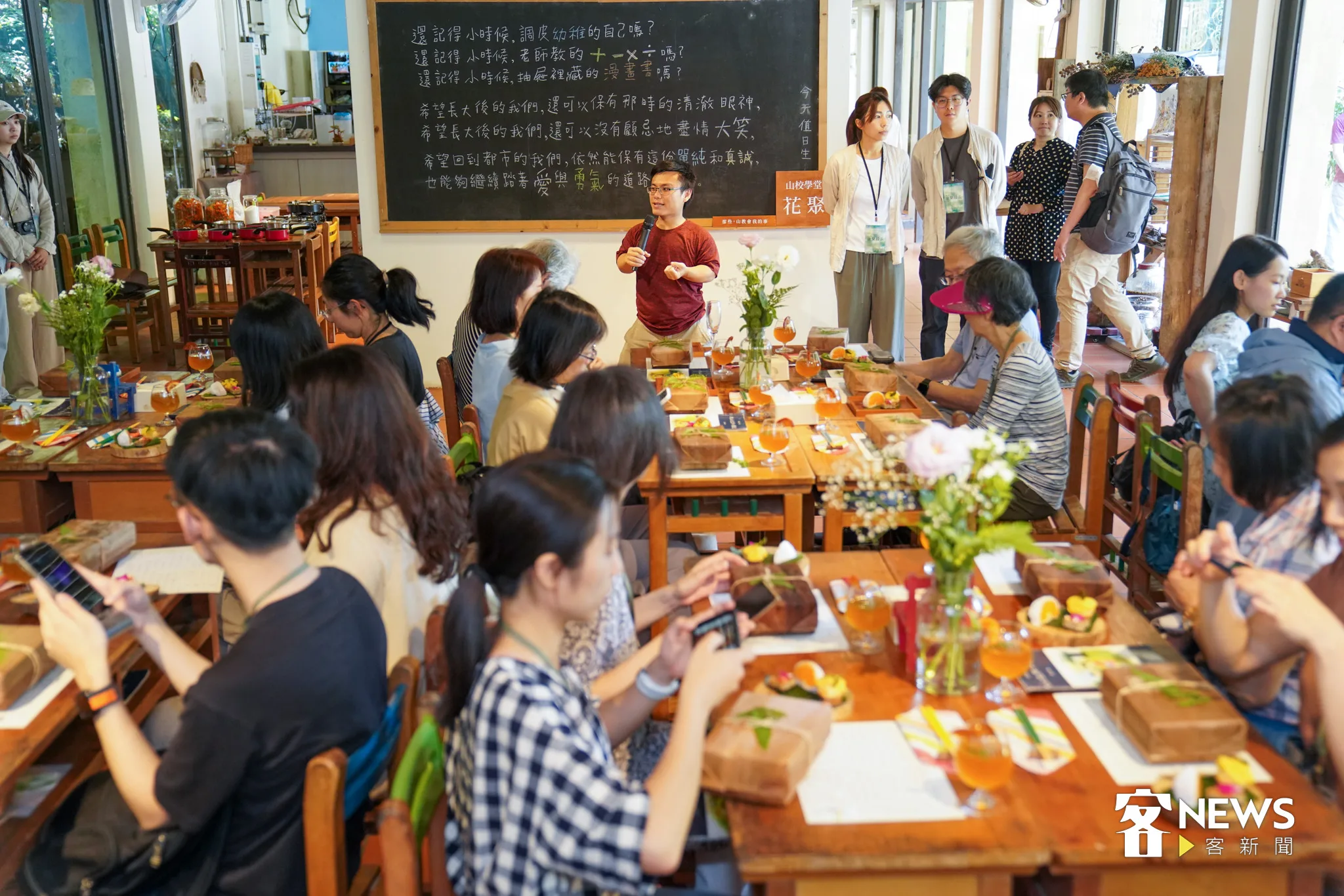 大山北月主理人莊凱詠向大家介紹在地食材所做成的飯包。范修語攝