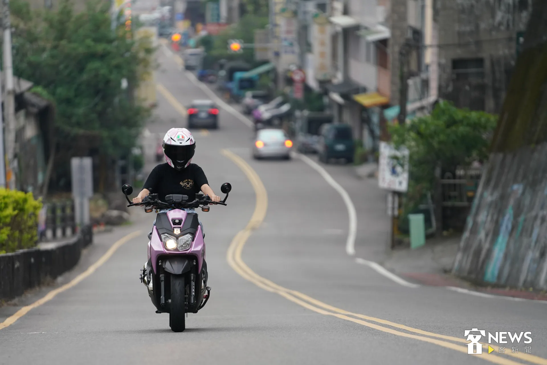 喜歡騎車的諾諾時常自己在台三線上奔馳。何柏均攝