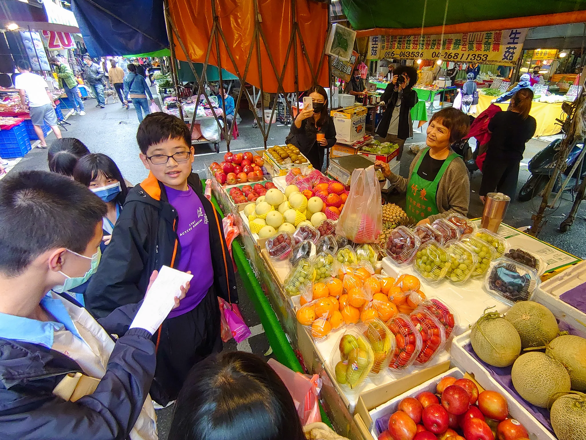 竹東國中學生們前往竹東市場購買奉飯菜色，許多學生表示，可以與同學一起逛市場相當有趣。李台源攝