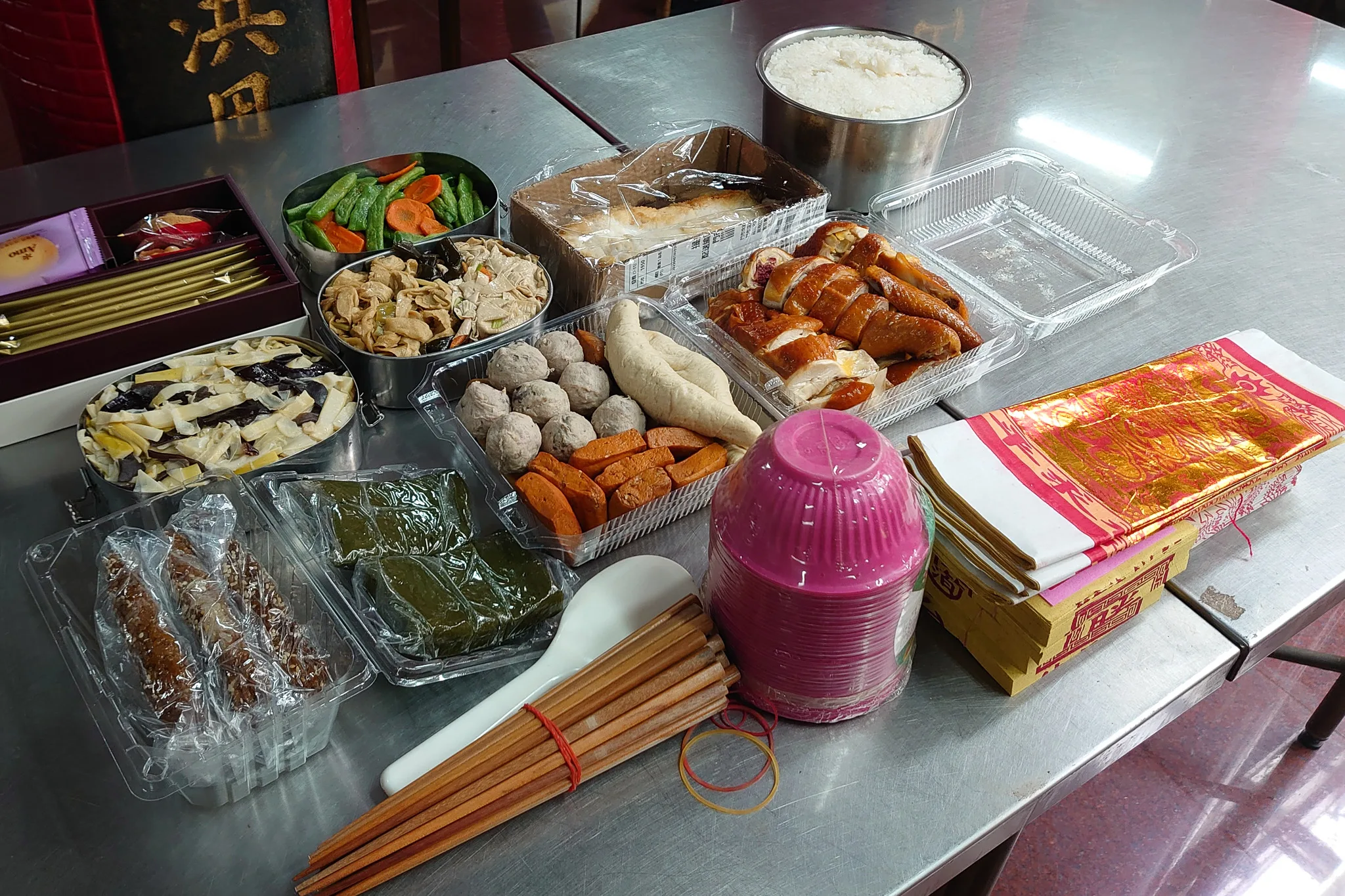 現場也有里民準備豐盛飯菜前來奉飯。李台源攝