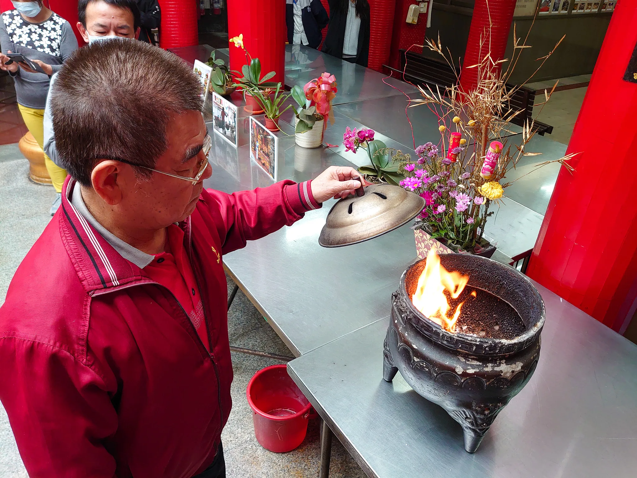 將祝文放入金爐內燃燒，奉飯儀式才算是完成。李台源攝