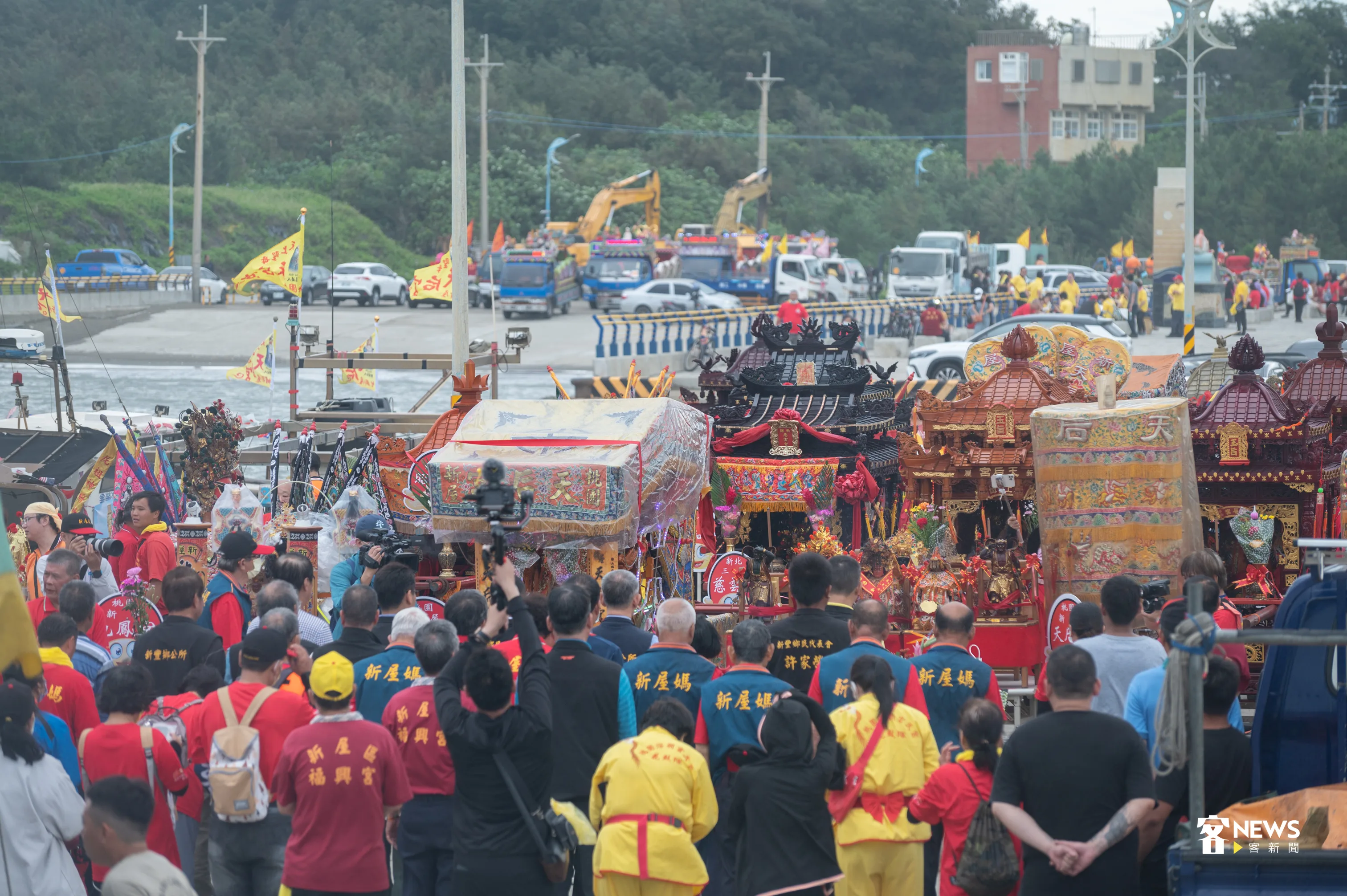新屋媽祖海陸聯合遶境淨港,坡頭漁港岸邊集結相當多轎子與參與的信眾,十分熱鬧。洪俊傑攝