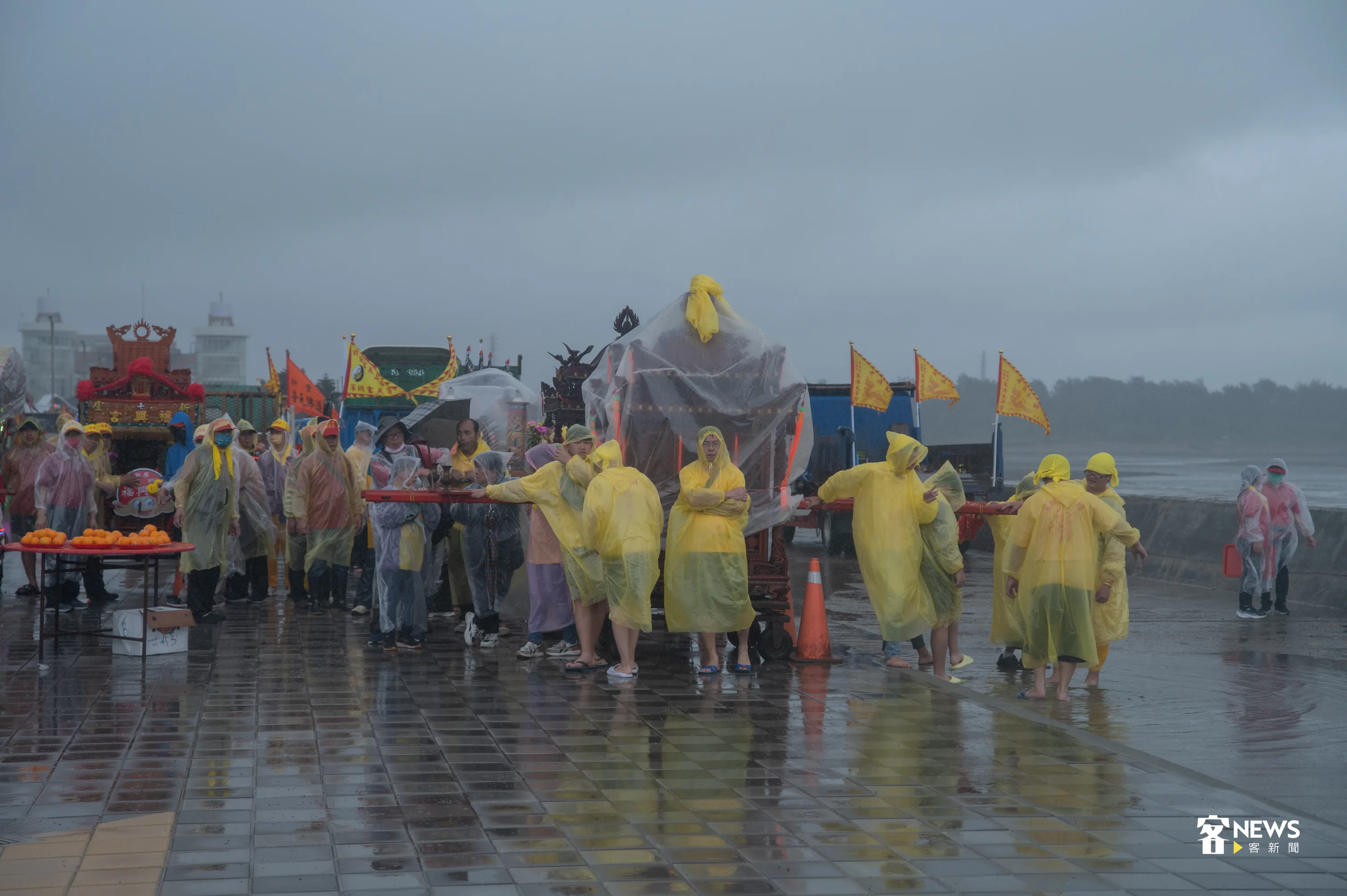 下午雨勢變大,大批信眾仍冒著風雨,穿著雨衣在一旁等待祭拜儀式。洪俊傑攝