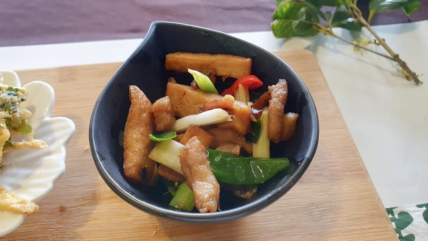 端上檯面的客家小炒。蕭秀琴提供