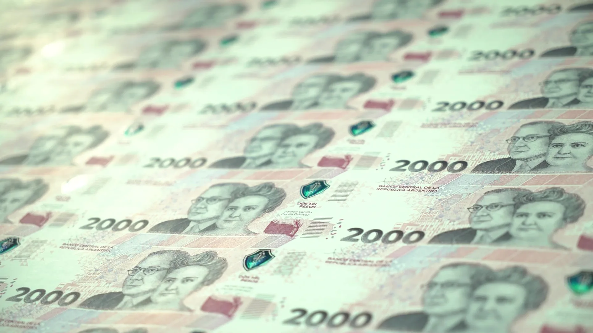 阿根廷2000元新鈔以深灰色作為基底搭配粉紅色，搭配微縮印刷、發光墨水等技術來強化防偽功能。阿根廷央行（BCRA）提供
