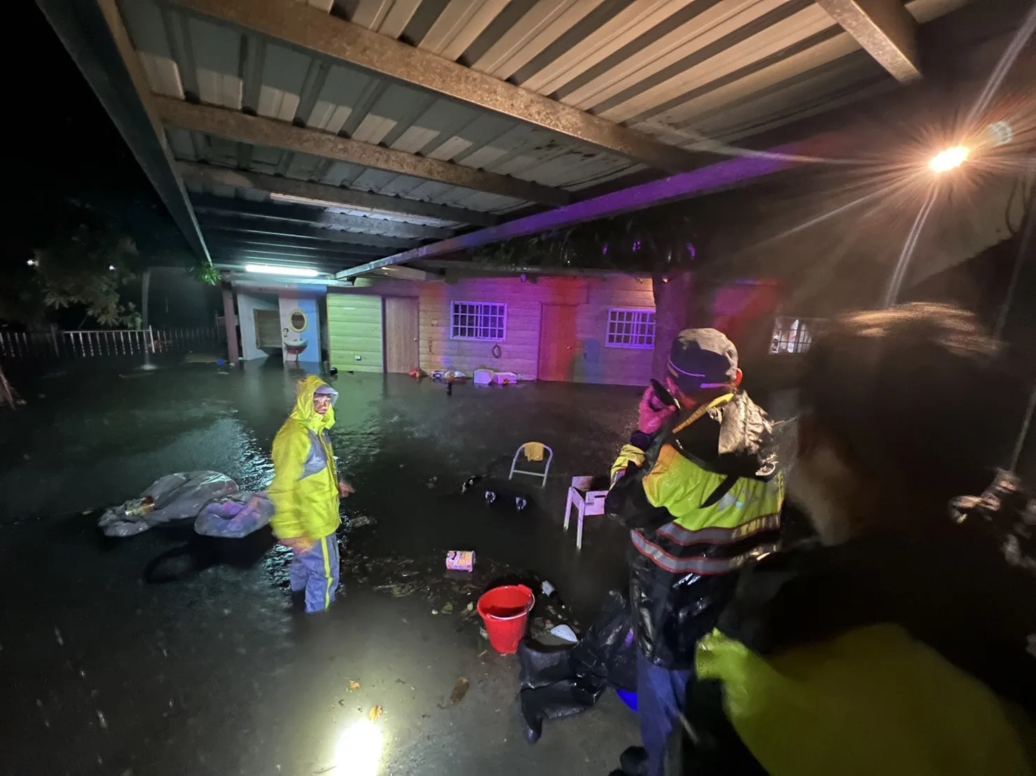 豪雨造成新竹縣多處淹水，警消將受困民眾救出。新竹縣政府提供
