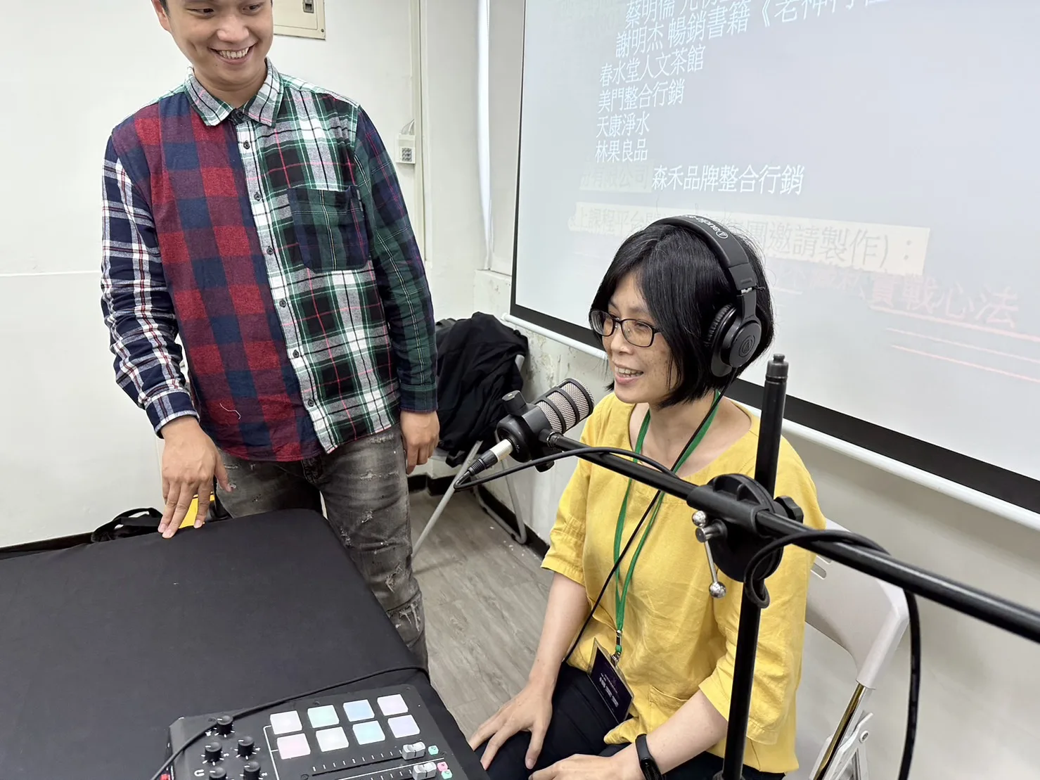 今天台北場次的「客播營」學員現場嘗試試播Podcast，製作人謝豐嶸在一旁細心指導。江芮敏攝