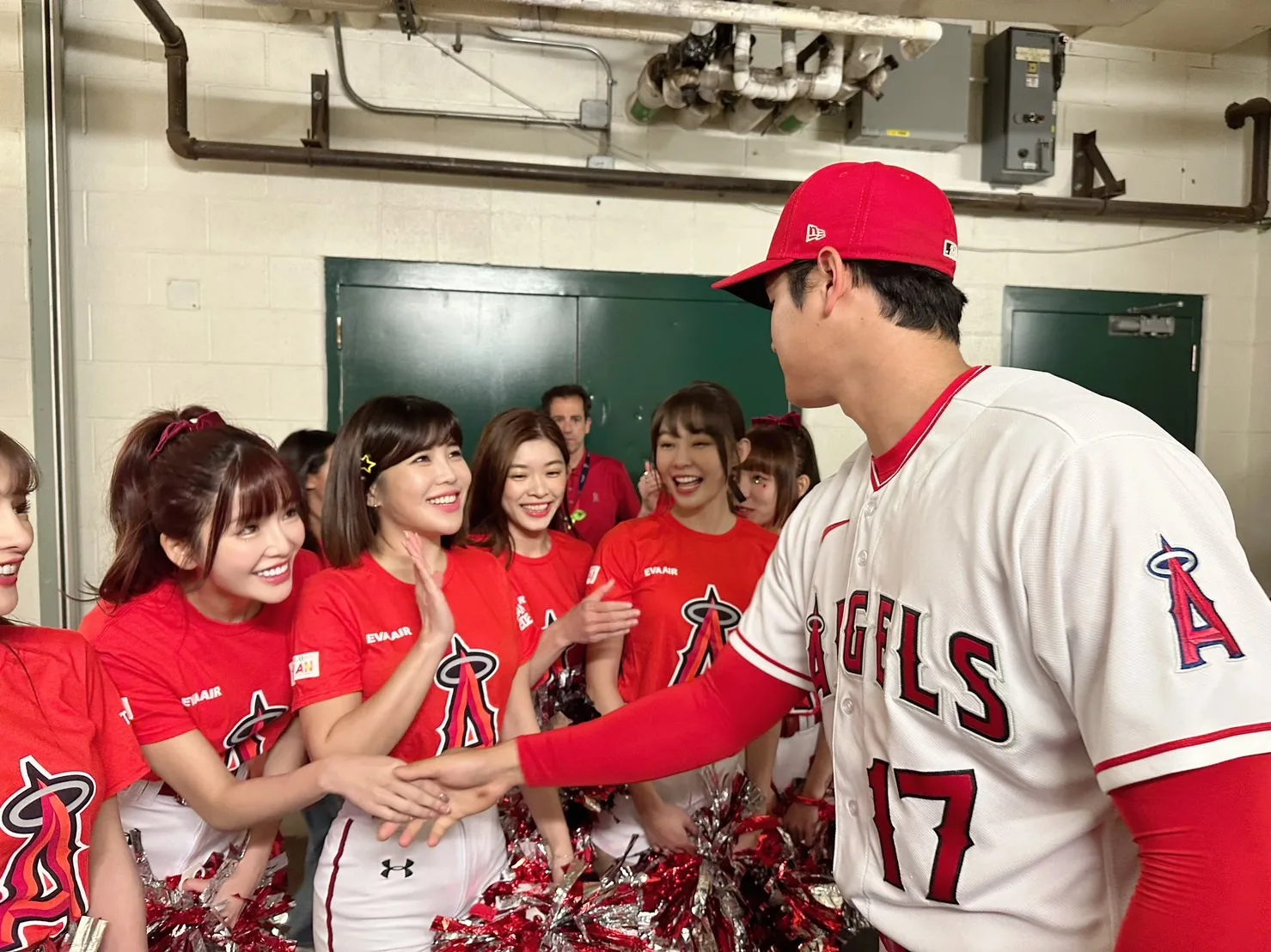 如願見到天使隊日籍球星大谷翔平，與他一起合照。樂天桃猿提供